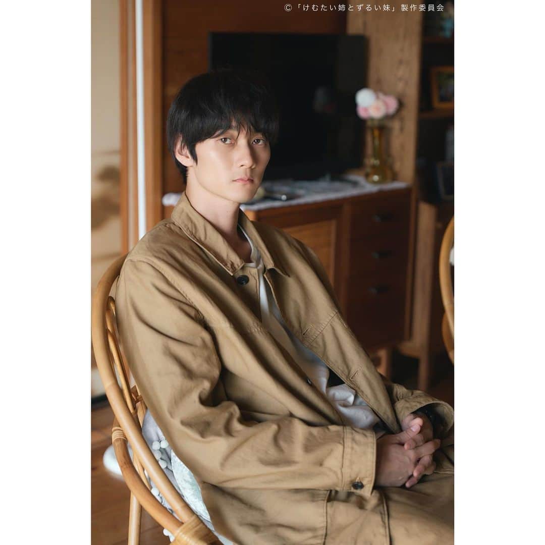 けむたい姉とずるい妹のインスタグラム：「. 律( #栁俊太郎 さん) オフショット📸 カメラで表情チェック中です👿😈  ／ 『#けむたい姉とずるい妹 』 第5話は今夜11:06放送🪄 ＼  1〜4話は #TVer で配信中🎗 tver.jp/episodes/epg9ptu1ol  U-NEXTなどでも配信中💠  #テレビ東京 #けむずる  #栗山千明 #馬場ふみか #栁俊太郎  #桜田通 #雛形あきこ  #オフショット」