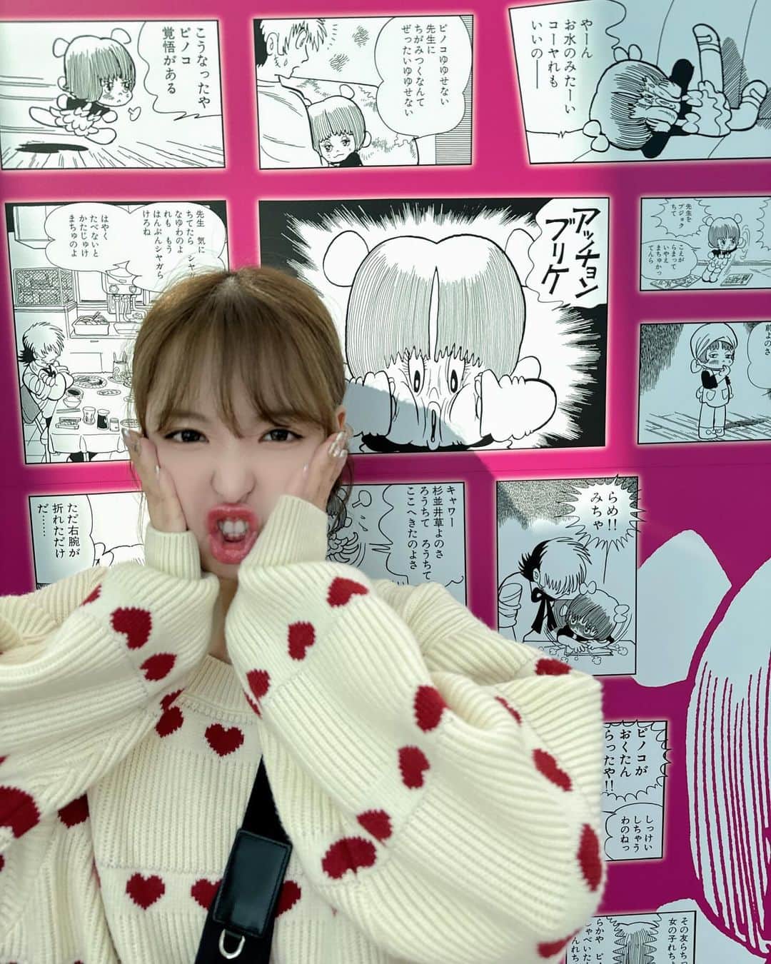 のインスタグラム：「アッチョンブリケ🎀  友達とブラックジャック展に行ってきたよ〜！ コラボでピノコのアフタヌーンティーが 頼めるレストランもあったんだけど ピンクに溢れてて可愛かった〜˗ˋˏ ♡ ˎˊ˗  最後の写真は同フロアで開催されてた北斗の拳のコラボカフェに 並んでる時の写真！この台詞は知ってる！笑  #ブラックジャック展 #六本木ヒルズ森タワー52階」