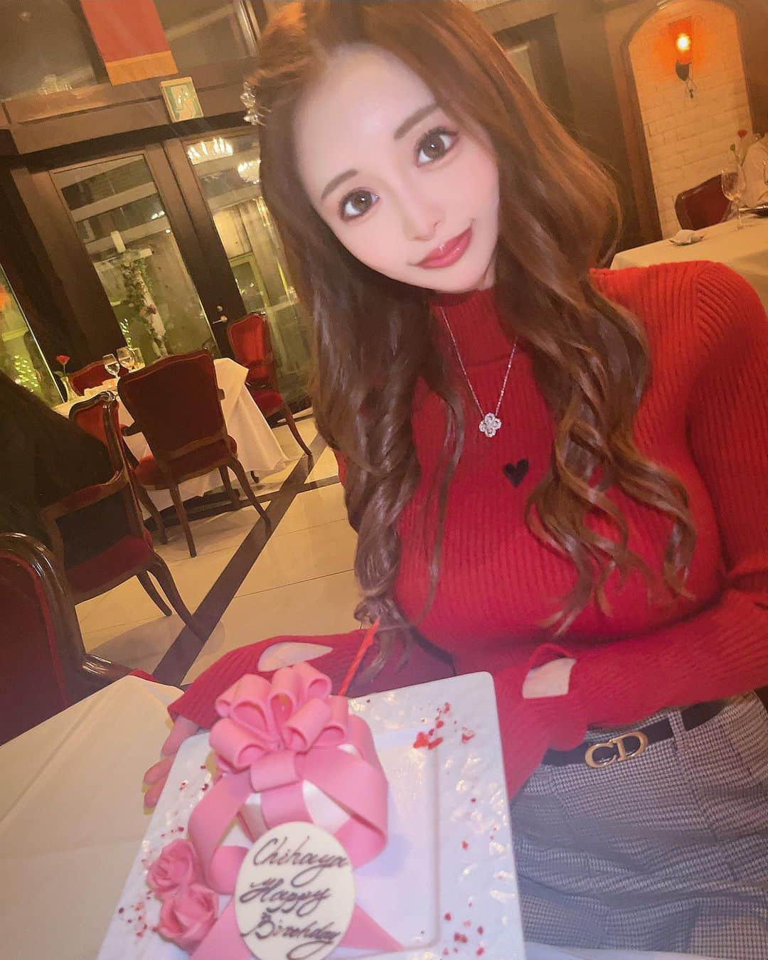 黒宮ちはやのインスタグラム：「親友ちゃんがお誕生日祝いで イタリアンディナー連れてってくれたよ🍴❤️  外観も内観も超超可愛くて女の子空間だった🎀💕 ご飯も美味しかったあ😋🇮🇹🍝 いつも仲良くしてくれてありがとう💓💓💓  #黒宮ちはや #ディナー #イタリアン #青山エリュシオンハウス #thankyou ❤️💋」