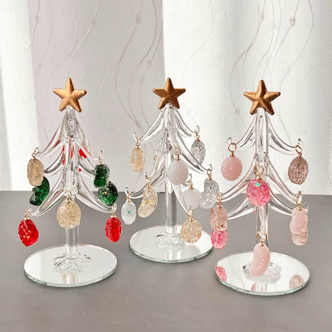 minneさんのインスタグラム写真 - (minneInstagram)「レジンドロップが魅力的なガラスツリー  クリスマスにぴったりな飾りつけを楽しめるミニツリー。 高さ13cmのガラスツリーは美しい輝きを放ち、一粒一粒繊細に彩られたドロップモチーフのオーナメントに目を奪われます。  ちょっとしたスペースに置ける素敵なクリスマスインテリアを飾りませんか？  ▶️詳細は @minne_official のプロフィールリンクから  ＊ーーーーー  🏠lindisimaさん（ @lindisima_811 ） 「身に纏うだけで、持っているだけで、ふと目にするだけで、日々の生活が楽しくなる。 そんなレジンアクセサリーや小物をお届けできれば幸いです。」 https://minne.com/eriiita811  ＊ーーーーー  🔍レジンドロップのクリスマスガラスツリー　クリスマスインテリア https://minne.com/items/38179463  #クリスマス #クリスマスインテリア #クリスマス雑貨 #ガラス #硝子 #レジンドロップ #ガラスツリー #クリスマスツリー #オーナメント #レジン #クリスマスギフト #クリスマスプレゼント」11月6日 18時00分 - minne_official