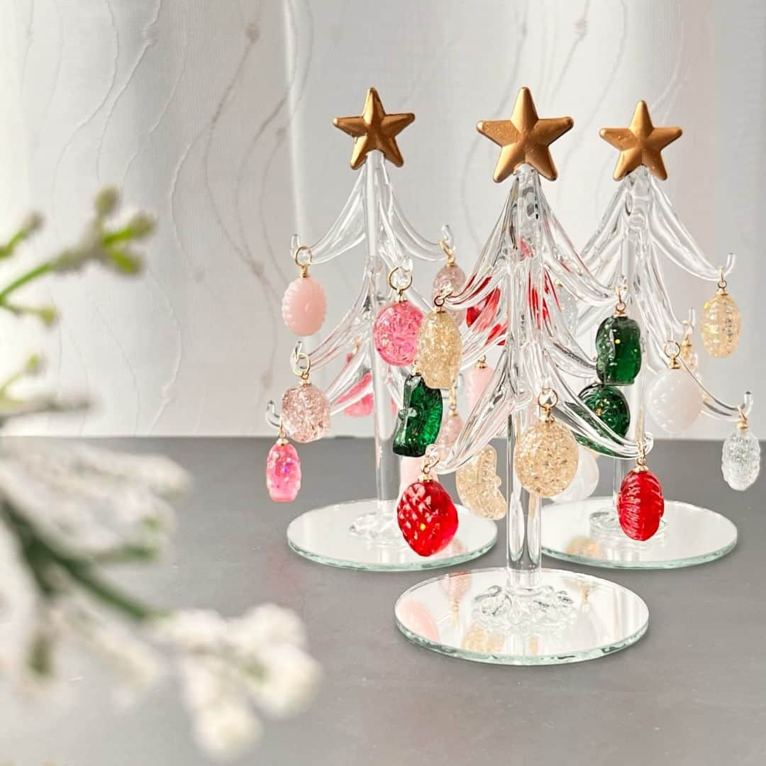 minneさんのインスタグラム写真 - (minneInstagram)「レジンドロップが魅力的なガラスツリー  クリスマスにぴったりな飾りつけを楽しめるミニツリー。 高さ13cmのガラスツリーは美しい輝きを放ち、一粒一粒繊細に彩られたドロップモチーフのオーナメントに目を奪われます。  ちょっとしたスペースに置ける素敵なクリスマスインテリアを飾りませんか？  ▶️詳細は @minne_official のプロフィールリンクから  ＊ーーーーー  🏠lindisimaさん（ @lindisima_811 ） 「身に纏うだけで、持っているだけで、ふと目にするだけで、日々の生活が楽しくなる。 そんなレジンアクセサリーや小物をお届けできれば幸いです。」 https://minne.com/eriiita811  ＊ーーーーー  🔍レジンドロップのクリスマスガラスツリー　クリスマスインテリア https://minne.com/items/38179463  #クリスマス #クリスマスインテリア #クリスマス雑貨 #ガラス #硝子 #レジンドロップ #ガラスツリー #クリスマスツリー #オーナメント #レジン #クリスマスギフト #クリスマスプレゼント」11月6日 18時00分 - minne_official