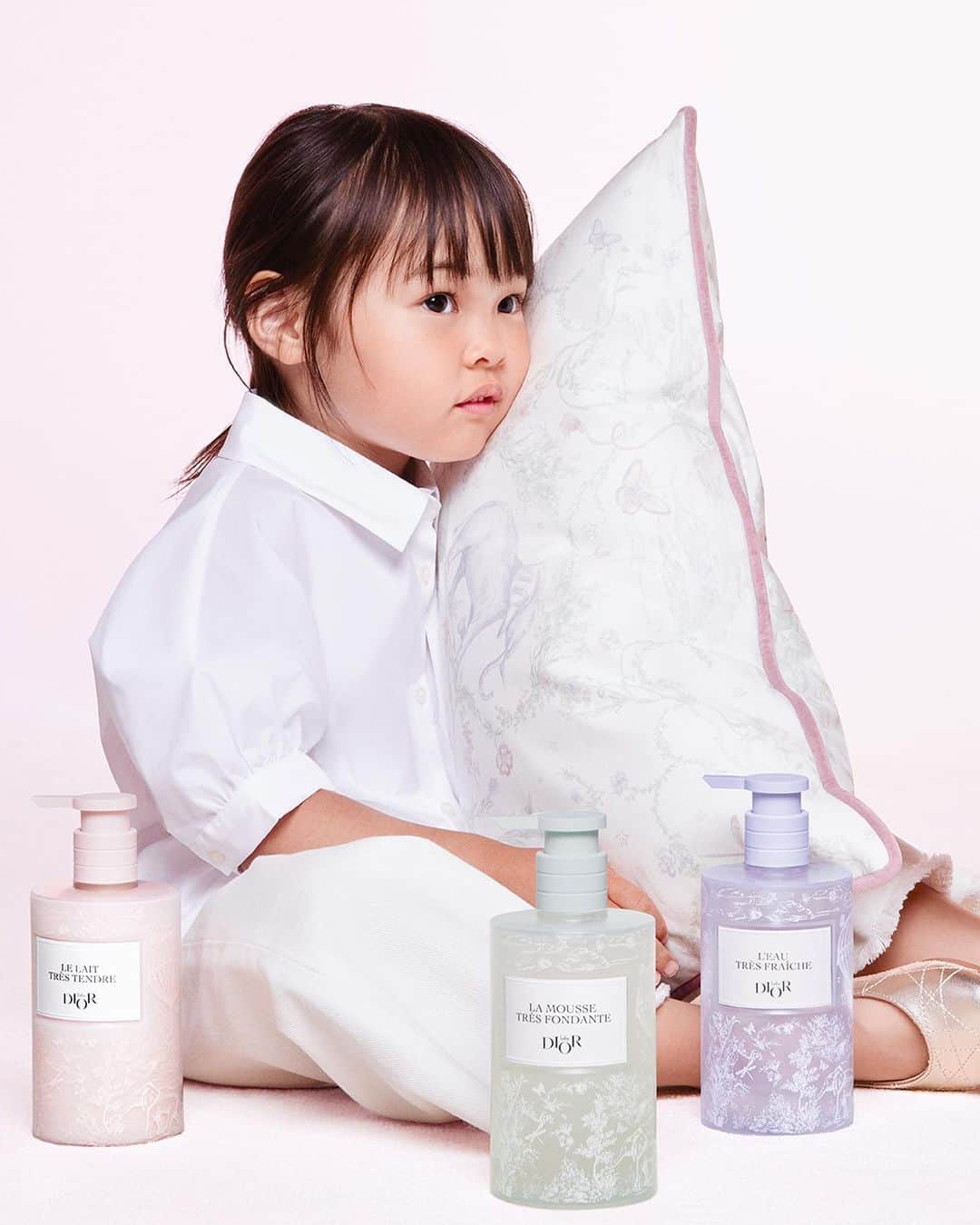 のインスタグラム：「Make the Dior dream last even longer with a 3-part baby care ritual. Let the sweet scent of Bonne Etoile carry your little one to the stars as you treat their skin to the soft, safe and gentle formulas of La Mousse Très Fondante, Le Lait Très Tendreand  L'Eau Très Fraiche.   #DiorBeauty #BabyDior」