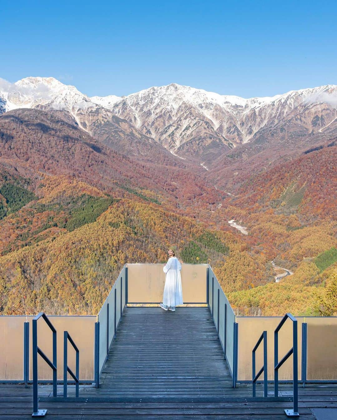 詩歩さんのインスタグラム写真 - (詩歩Instagram)「Shot the routine composition at Hakuba Mountain Harbor! 🍁白馬マウンテンハーバーで、お決まりのSHOT!  普通なら登山した人にしか見れない「三段紅葉」。 雪山の白、紅葉の赤、そして緑、この3色の組み合わせが見られるのは、山頂までゴンドラで来れちゃう場所ならでは📷  1週間前だったらもう少し緑色が残っててBEST of BESTだったんだけど、これでも十分キレイ🥰ちょうどゴンドラで通過する山肌の紅葉がピークを迎えててキレイでした。  2年前の秋にきたときは2日間いたのに全然晴れなかったから、今回はリベンジ成功！新緑、夏山、三段紅葉、雪景色の4シーズンコンプリートです🙌  2023年のグリーンシーズンの営業は11月12日まで。準備期間を経て冬にはスキー場になります🎿  長野県の写真はこのタグでまとめています / Posts of this area can be found in this tag.→ #shiho_nagano   Normally, only climbers can see the "three-tiered colored leaves". The combination of the white of the snow, the red of the leaves, and the green of the leaves can only be seen at a place where you can take a gondola to the top of the mountain. A week ago, it would have been the best of the best with a little more green left, but it was still beautiful enough! The leaves were at their peak on the surface of the mountain that the gondola passed by.   Two years ago in the fall, I stayed for two days but it was not sunny at all, so this time I was able to get my revenge! I have completed 4 seasons of fresh green, summer mountain, three tiers of autumn leaves, and snowy scenery. The 2023 green season will be open until November 12. After a few days of preparation, it will become a ski resort in winter.  📷31st Oct - 1st Nov 2023 📍長野県 白馬マウンテンハーバー / Hakuba Mountain Harbor, Nagano Japan     ©︎Shiho/詩歩」11月6日 18時01分 - shiho_zekkei