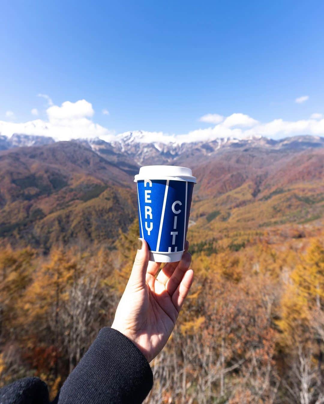 詩歩さんのインスタグラム写真 - (詩歩Instagram)「Shot the routine composition at Hakuba Mountain Harbor! 🍁白馬マウンテンハーバーで、お決まりのSHOT!  普通なら登山した人にしか見れない「三段紅葉」。 雪山の白、紅葉の赤、そして緑、この3色の組み合わせが見られるのは、山頂までゴンドラで来れちゃう場所ならでは📷  1週間前だったらもう少し緑色が残っててBEST of BESTだったんだけど、これでも十分キレイ🥰ちょうどゴンドラで通過する山肌の紅葉がピークを迎えててキレイでした。  2年前の秋にきたときは2日間いたのに全然晴れなかったから、今回はリベンジ成功！新緑、夏山、三段紅葉、雪景色の4シーズンコンプリートです🙌  2023年のグリーンシーズンの営業は11月12日まで。準備期間を経て冬にはスキー場になります🎿  長野県の写真はこのタグでまとめています / Posts of this area can be found in this tag.→ #shiho_nagano   Normally, only climbers can see the "three-tiered colored leaves". The combination of the white of the snow, the red of the leaves, and the green of the leaves can only be seen at a place where you can take a gondola to the top of the mountain. A week ago, it would have been the best of the best with a little more green left, but it was still beautiful enough! The leaves were at their peak on the surface of the mountain that the gondola passed by.   Two years ago in the fall, I stayed for two days but it was not sunny at all, so this time I was able to get my revenge! I have completed 4 seasons of fresh green, summer mountain, three tiers of autumn leaves, and snowy scenery. The 2023 green season will be open until November 12. After a few days of preparation, it will become a ski resort in winter.  📷31st Oct - 1st Nov 2023 📍長野県 白馬マウンテンハーバー / Hakuba Mountain Harbor, Nagano Japan     ©︎Shiho/詩歩」11月6日 18時01分 - shiho_zekkei