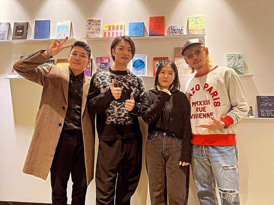 草川瞬さんのインスタグラム写真 - (草川瞬Instagram)「韓国 Song writing camp Day4  この日は @subineffect_aiming とのセッション 昼にご挨拶も兼ねてPeermusicのParkさんとSBさんと 焼肉さんに連れて行ってもらいました。 この焼肉屋さんがとんでもなく美味しくてヤバかったです… そして昼食を終えセッション開始。 SBさんの素敵なスタジオで最高の１曲を制作しました！ 作業の速さやアイディアのクオリティの高さに ただただ圧巻の一言でしたし ご一緒出来て光栄でした。 人としても何をしても敵わないジェントルマン 才能もあって努力家で端正なルックスを持ち優しい 完璧なお人でした😊 またこれからも沢山ご一緒出来れば嬉しいです！ SBさん、Parkさん、ありがとう御座いました！  Korea Song writing camp Day4  Session with SB on this day At noon, I was taken to a barbecue restaurant with Mr. Park of Peermusic and Mr. SB to say hello. We were taken to a Yakiniku restaurant. This yakiniku restaurant was so delicious that it was a real treat.... After lunch, we started the session. We created one of the best songs in SB's nice studio! The speed of the work and the quality of the ideas I was just overwhelmed by the speed of work and the quality of the ideas. It was an honor to work with him. As a person, he is a gentleman who is unbeatable in everything he does. Talented, hardworking, good looking and kind. He was the perfect man 😊. I hope to have the pleasure of working with him again and many more in the future! Thank you SB and Park!  한국 노래 쓰기 캠프 Day4  이 날은 SB씨와의 세션 점심에 인사를 겸해서 Peermusic의 Park씨와 SB씨와 함께 고깃집에 데려다 주셨습니다. 이 고깃집이 엄청나게 맛있어서 정말 맛있었답니다... 그리고 점심을 먹고 세션 시작. SB씨의 멋진 스튜디오에서 최고의 곡을 제작했습니다! 작업 속도와 아이디어의 퀄리티에 작업 속도와 아이디어의 퀄리티에 감탄이 절로 나왔습니다. 함께 할 수 있어서 영광이었습니다. 사람으로서도 뭐든 다 잘하는 젠틀맨! 재능도 있고 노력가이며 깔끔한 외모에 다정다감하고 친절한 완벽한 사람이었습니다 😊 앞으로도 많이 함께 할 수 있으면 좋겠습니다! SB님, Park님, 감사합니다!」11月6日 17時54分 - shunkusakawa