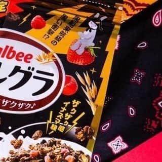 カルビーフルグラのインスタグラム：「⚡⚡11/6に数量限定で『600gフルグラブラックサンダー味』が新発売⚡⚡  フルグラとブラックサンダー（@black_thunder_0906 ）がコラボ！  ブラックサンダープレーンビスケットとココアパウダーを加えたブラックなグラノーラに ブラックサンダーココアクッキーといちご、ラズベリーをトッピングしたザクザク感イナズマ級のフルグラです。」