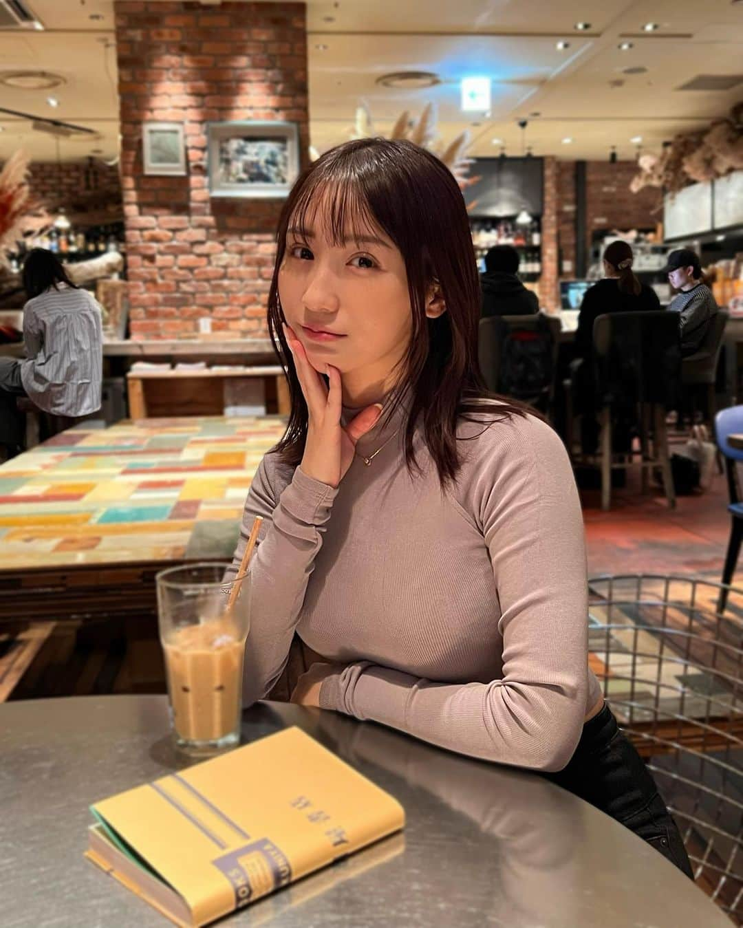 伊藤愛真さんのインスタグラム写真 - (伊藤愛真Instagram)「iPhone13proでも画質◎ 休日にカフェで本読むのすきなのっ☕️ 最近淡色メイクにハマってるナチュラル🫶🏻」11月6日 17時55分 - __emagram