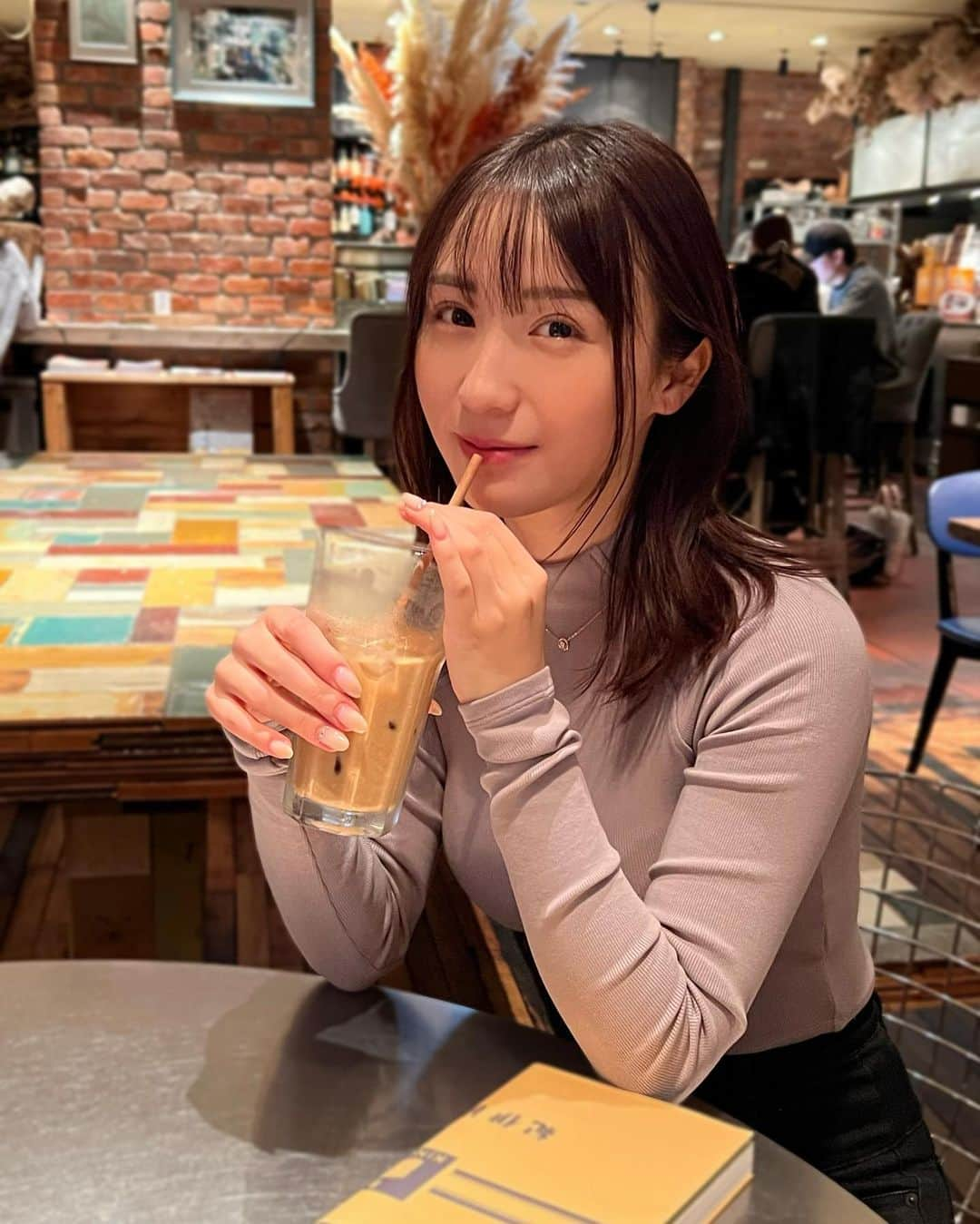 伊藤愛真さんのインスタグラム写真 - (伊藤愛真Instagram)「iPhone13proでも画質◎ 休日にカフェで本読むのすきなのっ☕️ 最近淡色メイクにハマってるナチュラル🫶🏻」11月6日 17時55分 - __emagram