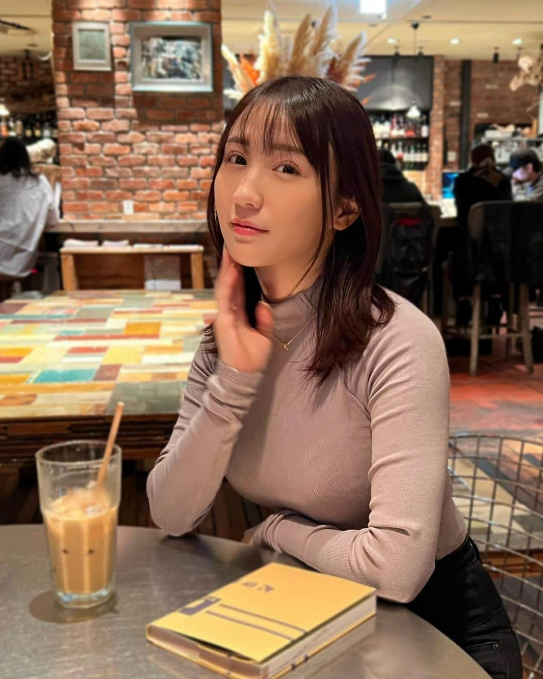 伊藤愛真さんのインスタグラム写真 - (伊藤愛真Instagram)「iPhone13proでも画質◎ 休日にカフェで本読むのすきなのっ☕️ 最近淡色メイクにハマってるナチュラル🫶🏻」11月6日 17時55分 - __emagram