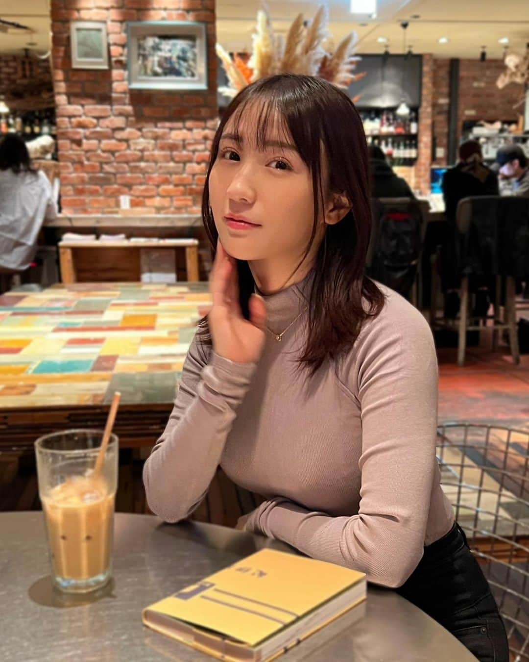 伊藤愛真のインスタグラム：「iPhone13proでも画質◎ 休日にカフェで本読むのすきなのっ☕️ 最近淡色メイクにハマってるナチュラル🫶🏻」