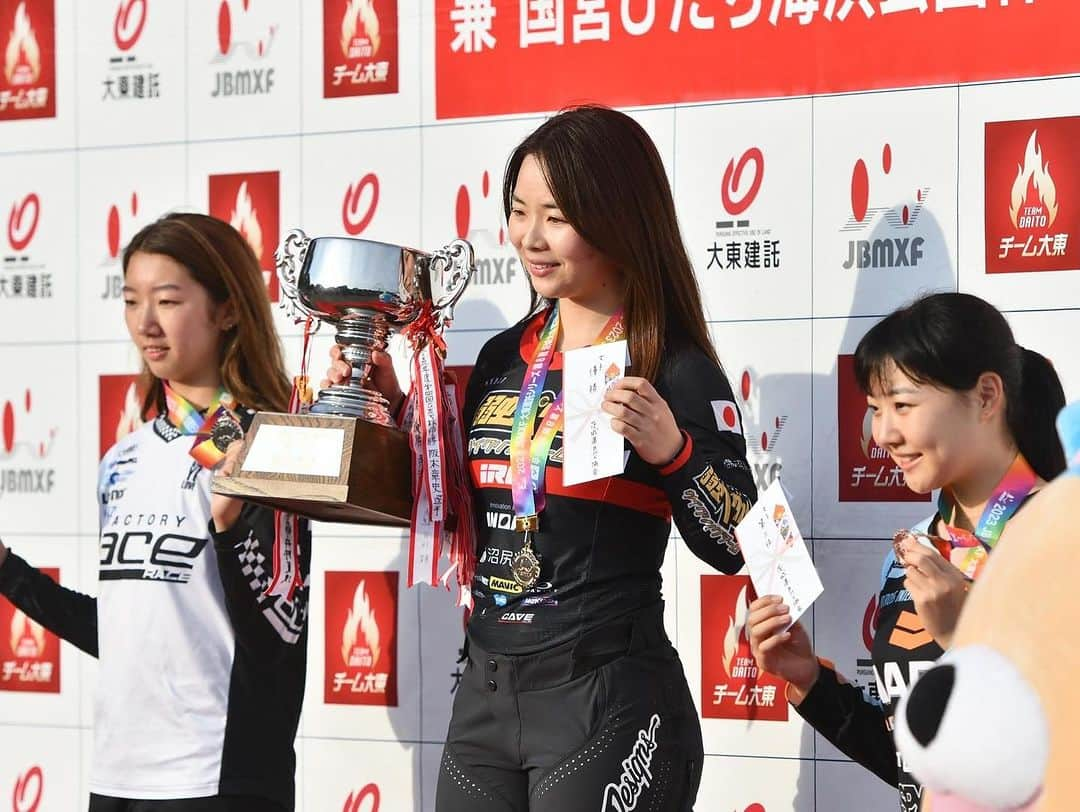 丹野夏波のインスタグラム：「🥇at last round of the national series!  JBMXF大東建託シリーズ最終戦、優勝しました！ 1年ぶりのシリーズ戦で楽しくレースできました😊 サポート、応援ありがとうございました！  #弱虫ペダルサイクリングチーム #irctire #イノアックリビング #wiawis  #maviccycling #oakley #kmcchain #troyleedesigns #wakos #aggressivedesign #bmxshopcave   Photo: @dsk24」