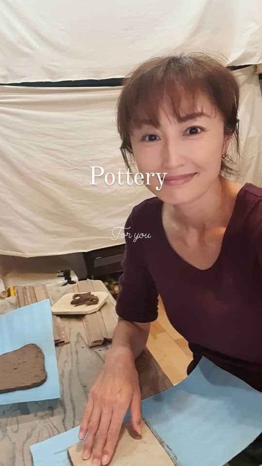 井上晴美のインスタグラム：「女優の日常  雨でしたねえ☂  陶芸へ行ってきました  ゆったりと  ゆるりと  12月にみなさんに使っていただけるように  🤭🤭🤭  早く焼きたいな〜  #pottery #love #plate #熊本 #store」