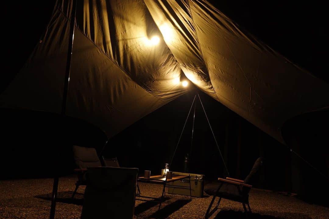 VASTLANDさんのインスタグラム写真 - (VASTLANDInstagram)「夜のサイトはランタンが雰囲気をつくります💡  電球色の灯りはあたたかみのある落ち着いた雰囲気に✨  こんな空間で楽しむお酒やキャンプ飯は最高ですよね😆🍺  #VASTLAND #ヴァストランド #充電式LEDランタン #LEDランタン #ランタン #キャンプ #キャンプギア #CAMP」11月6日 18時00分 - vastland.jp