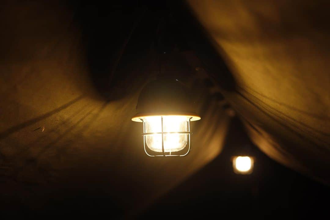 VASTLANDのインスタグラム：「夜のサイトはランタンが雰囲気をつくります💡  電球色の灯りはあたたかみのある落ち着いた雰囲気に✨  こんな空間で楽しむお酒やキャンプ飯は最高ですよね😆🍺  #VASTLAND #ヴァストランド #充電式LEDランタン #LEDランタン #ランタン #キャンプ #キャンプギア #CAMP」