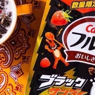 カルビーフルグラのインスタグラム：「⚡⚡11/6に数量限定で『600gフルグラブラックサンダー味』が新発売⚡⚡  フルグラとブラックサンダー（@black_thunder_0906 ）がコラボ！  ブラックサンダープレーンビスケットとココアパウダーを加えたブラックなグラノーラに ブラックサンダーココアクッキーといちご、ラズベリーをトッピングしたザクザク感イナズマ級のフルグラです。」