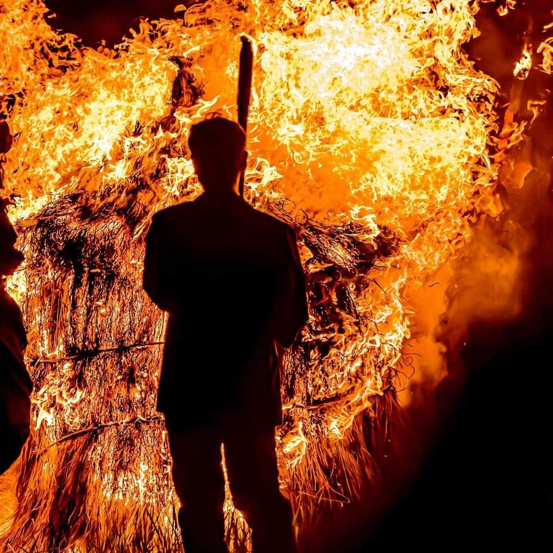 Visit Wakayamaさんのインスタグラム写真 - (Visit WakayamaInstagram)「. The Inamura Fire Festival in Hirogawa is held every autumn to commemorate the day the town was saved from a tsunami by lighting warning fires. 📸 @18k.stra 📍 Hirogawa, Wakayama . . . . . #discoverjapan #unknownjapan #instajapan #landscape #japan #japantrip #japantravel #beautifuldestinations #wakayama #wakayamagram #explore #adventure #visitwakayama #travelsoon #visitjapan #travelgram #stayadventurous #igpassport #explorejapan #lonelyplanet #sustainabletourism #bucketlist #wakayamacity #firefestival #autumn #hirogawa #inamurafirefestival #japanheritage #matsuri #japanesefestivals」11月6日 18時00分 - visitwakayama