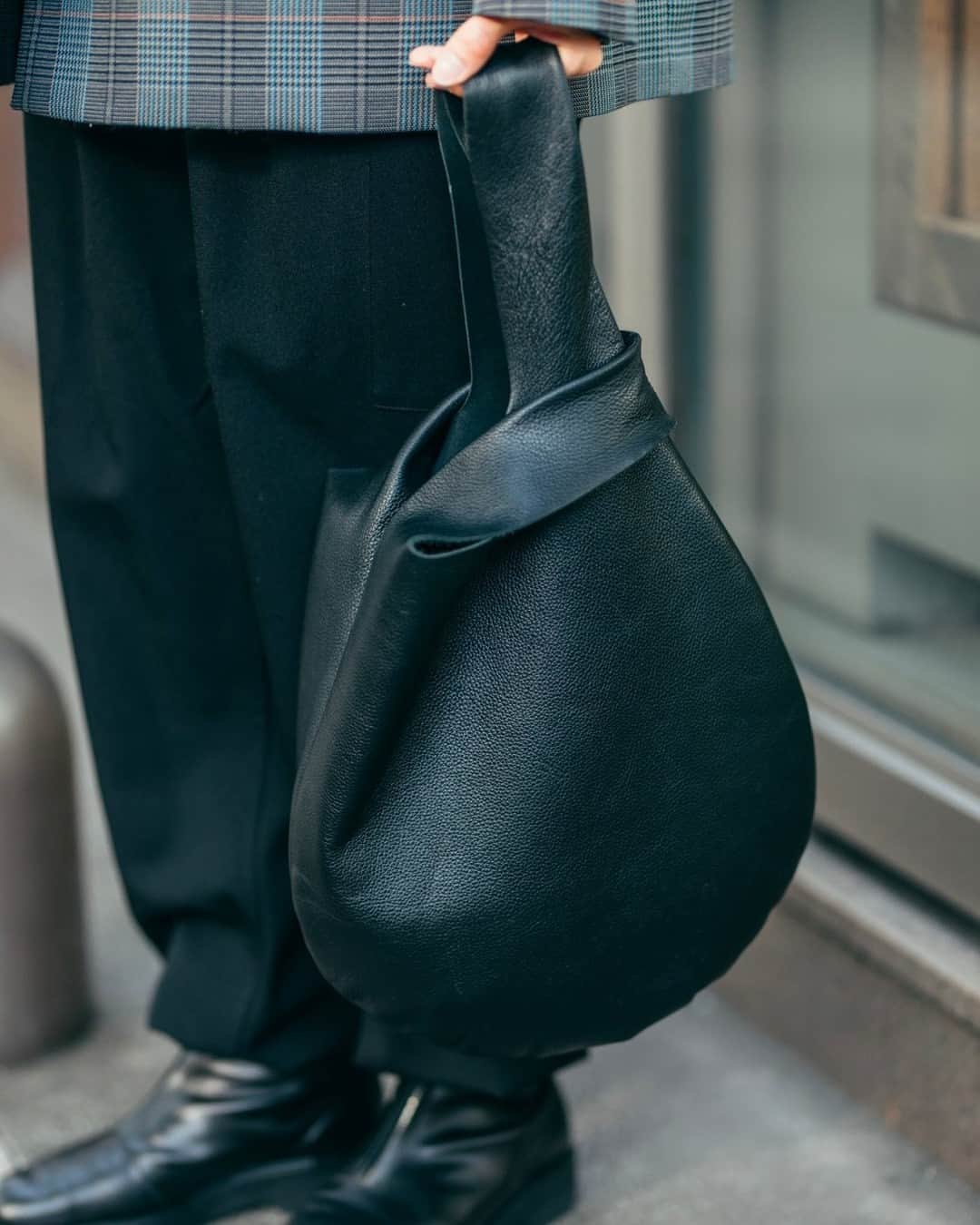 Fashionsnap.comさんのインスタグラム写真 - (Fashionsnap.comInstagram)「Name: 鶴見真子⁠ Age: 25⁠ Occupation: 販売員⁠ ⁠ Pants #BEAUTYYOUTH #UNITEDARROWS⁠ Bag #_Fot⁠ Shoes #BEAUTIFULSHOES⁠ ⁠ Photo by @masaki_kiyokawa⁠ ⁠ #スナップ_fs #fashionsnap #fashionsnap_women」11月6日 18時00分 - fashionsnapcom