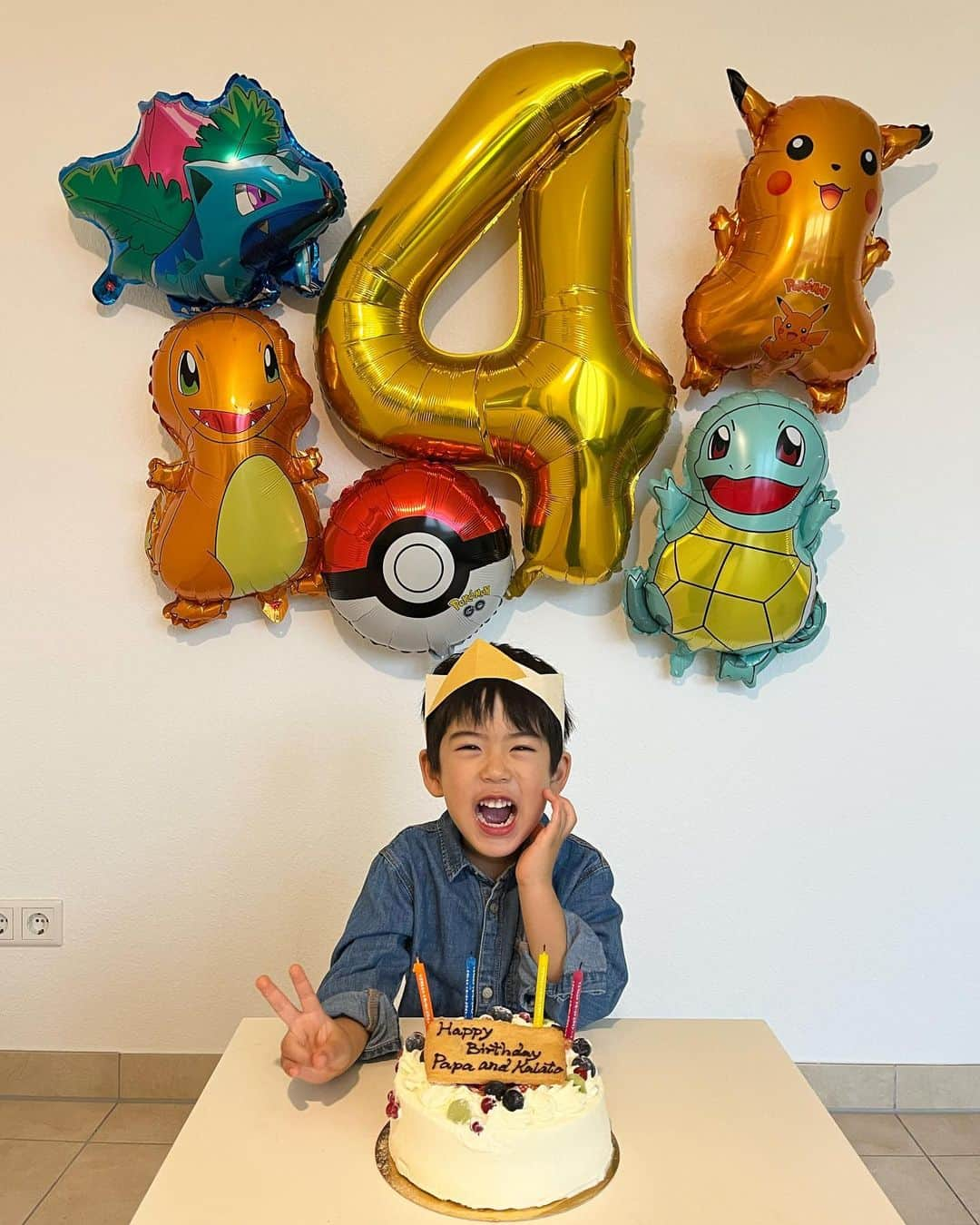 kitamayuuさんのインスタグラム写真 - (kitamayuuInstagram)「Happy 4th birthday to my little prince💕😂  4歳のお誕生日おめでとう！ こう見ると本当に大きくなったな。 元気に過ごしてくれているだけで 親としてはこの上なく幸せだよ！  最近は私への愛が更にすごくて😂 "ママの事大好きすぎて、どうしよ〜" "ママ可愛いー！プリンセスみたい😘"って 廃人みたいな格好をしていても言ってくれる。 少し重ための愛を伝えてくれる 本当に愛おしい私の小さな彼氏です(親バカ万歳) 4歳も楽しい思い出を作ろうね💫  2023.11.6」11月6日 18時00分 - kitamayuu