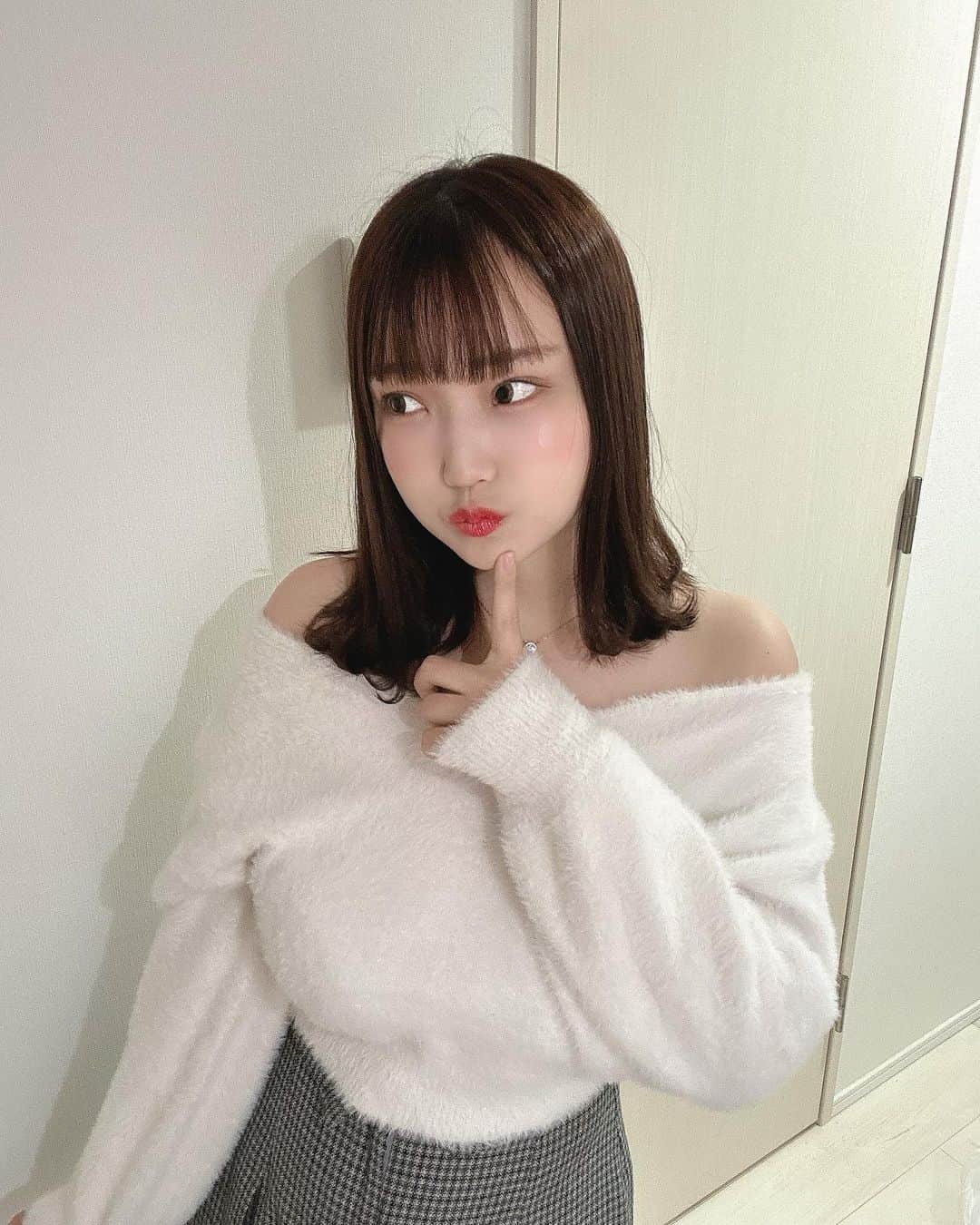 のインスタグラム：「寒くなってきたと思ったら暑い日もあるね(*´•ω•`*) 服装むずかしい〜。私の好きな季節は春と秋です🍁  今月もネイル可愛くしてきた💕  ももさんいつもありがとうございます🥰」