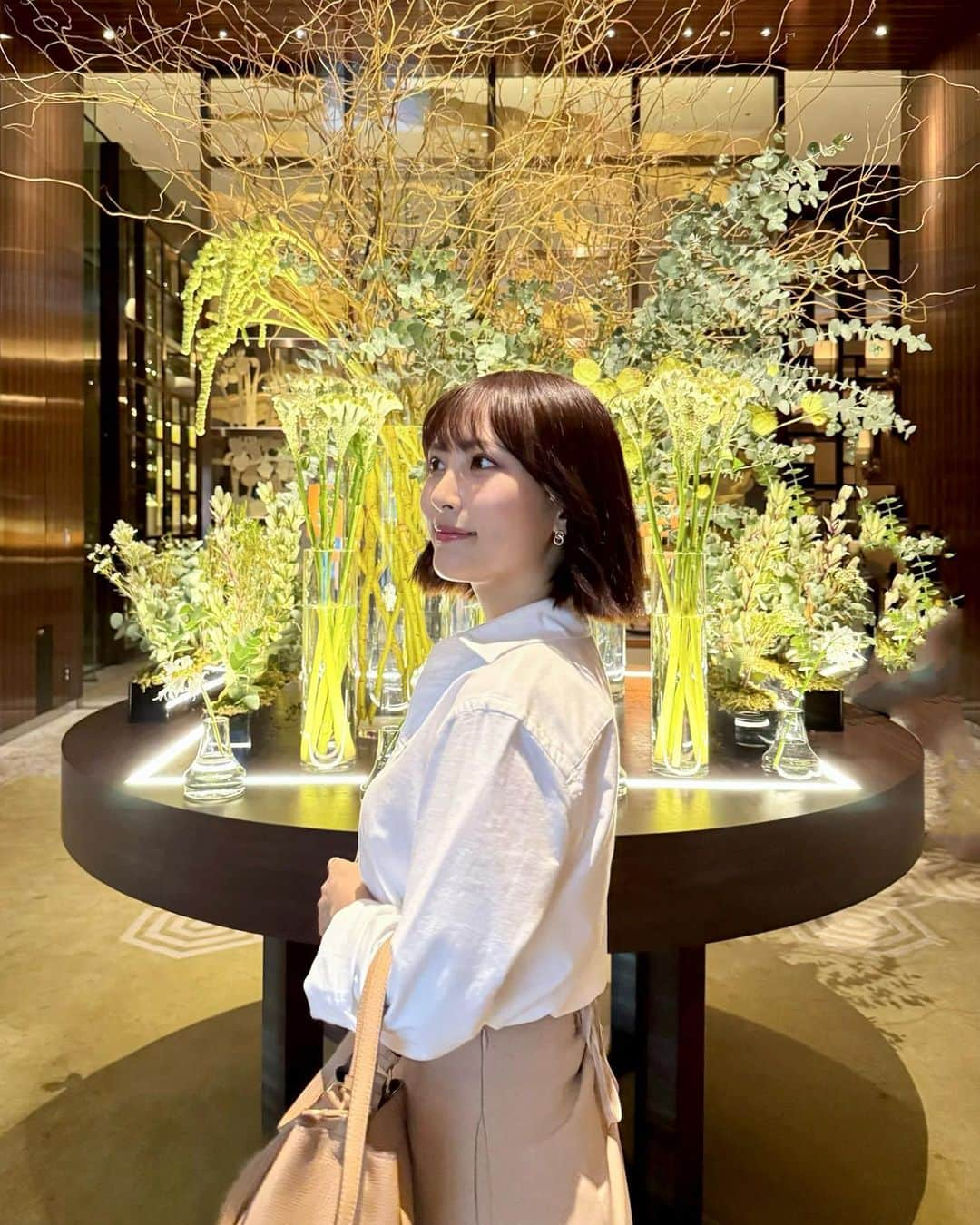 森田真理華のインスタグラム：「昨日はちょっと珍しく 大人っぽい感じにしてみた🫶 たまにはありかな？🤭  #palacehoteltokyo #palacehotel #パレスホテル #皇居#大手町#シャツコーデ#ralphlauren #白シャツ」