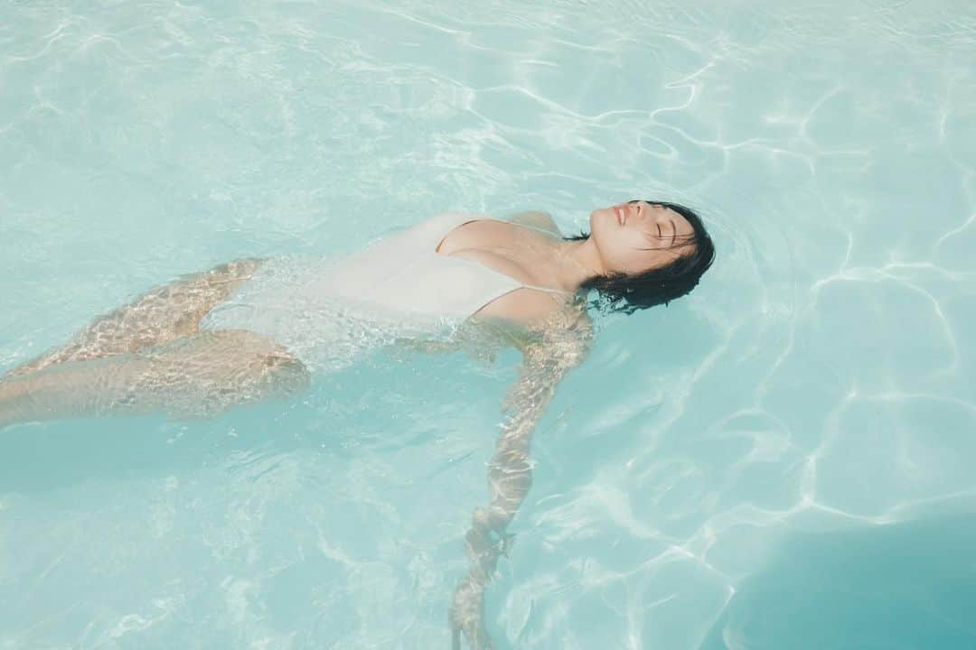 相楽伊織さんのインスタグラム写真 - (相楽伊織Instagram)「水に浮くの好き🧊。 なんかこの時だけはここに居ないみたいになる感じ。 ずっと浮いてたいなぁ。  『ビッグコミックスピリッツ』みてね🪼  #スピリッツ表紙 #相楽伊織  #gravure #グラビア #水着」11月6日 18時05分 - _iorisagara264_