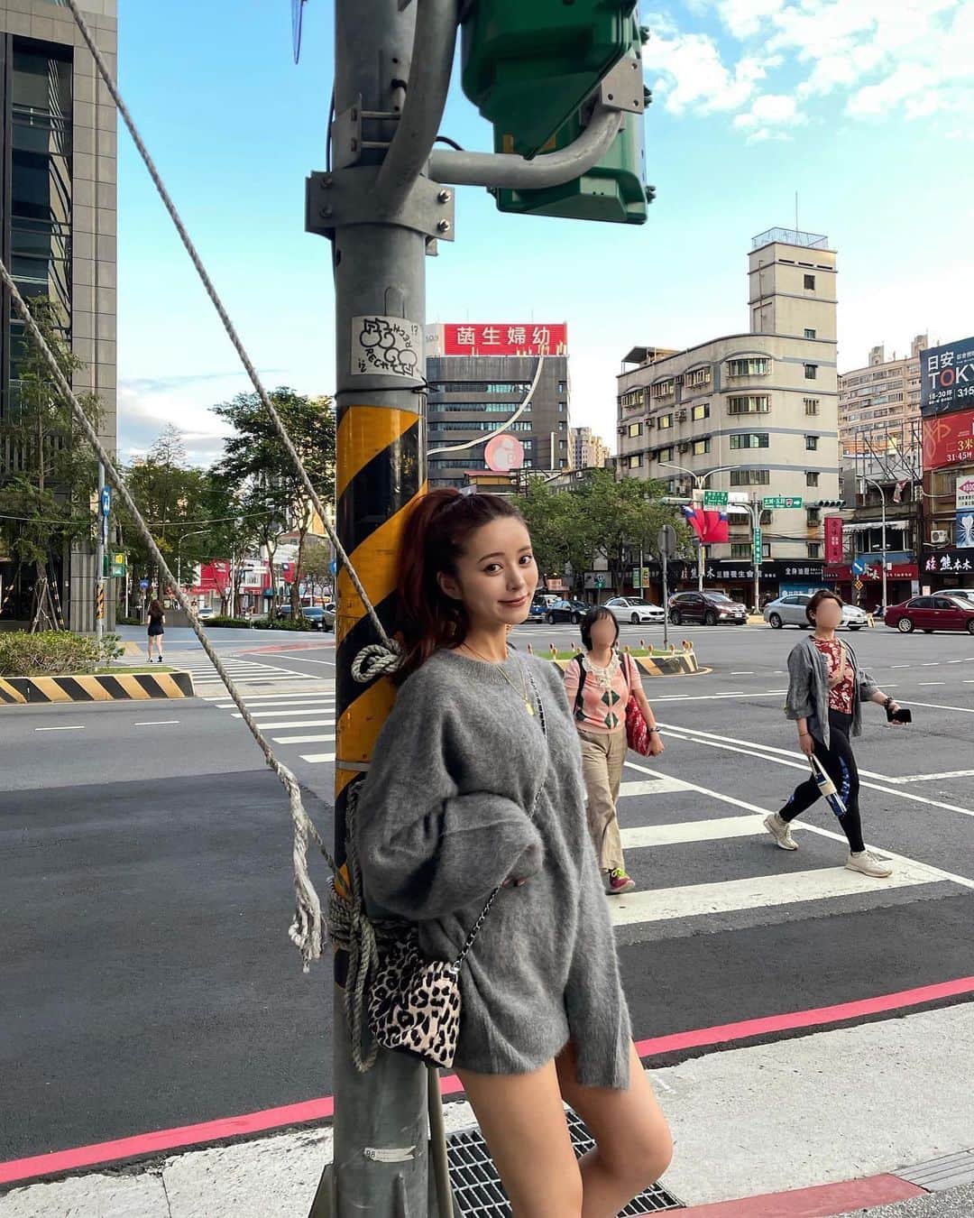 のインスタグラム：「見慣れない街並みがとにかく楽しいよね😵‍💫🩷 日本人の私らからみると漢字だらけの世界🌎🤣🤣 漢字の意味とかは似てる気がしたから "婦"って字が入ってたら産婦人科かな〜？とか しのと当てっこしながら歩く時間も楽しかった🚶🏼‍♀️🚶🏽‍♀️🎶 半目の写真見つけたからどっかに潜めとく😵‍💫ww 初日はあっという間に夕方だったから お目当てのカラフル小籠包のお店行って、街歩いて 早めにホテル戻って2人で ハロウィンnightしたよ🎃🇹🇼🩷 小籠包が美味しすぎて忘れられないなぁ。。🥹😭 今すぐ食べたいなぁ。。杏仁も美味しすぎた🥹  #ukashino #taipei #台北 #trip」
