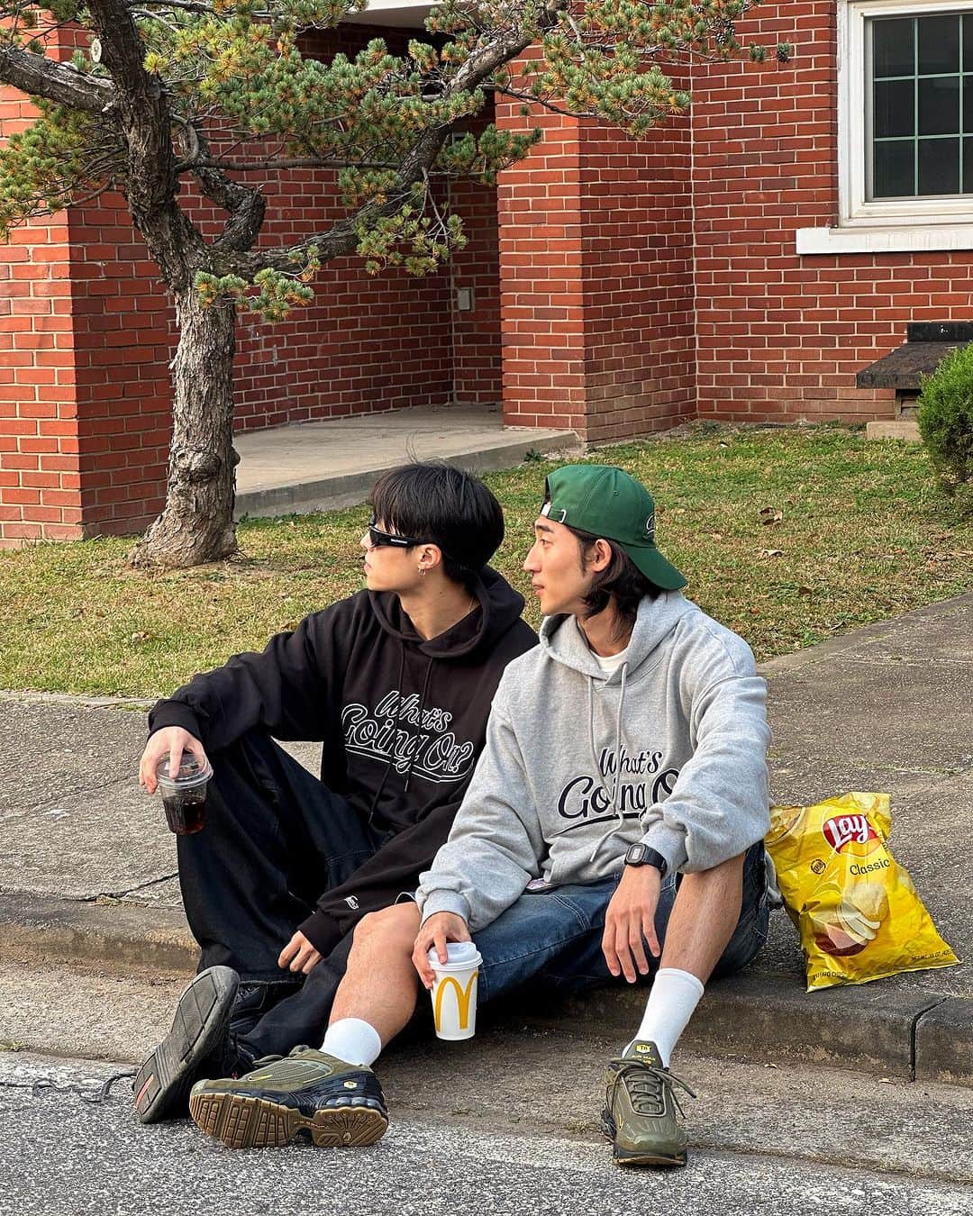 イギョムのインスタグラム：「열심히 일하고 놀고 소주 마시기 위한 빌드업 과정입니다(?)   크리에이터로써의 태섭과 멋진 휴먼 태섭님을 잘 보여주기위한 모두의 노력 너무너무 고마운 톰이들.  잘 마무리하고 바로 소주 달리기로~!!🍻」