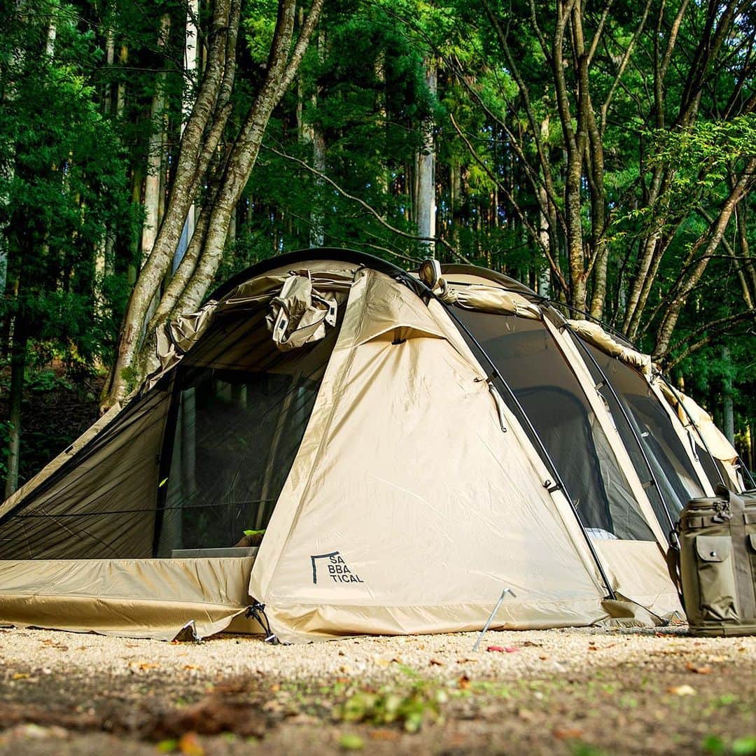 キャンプ情報サイト［ランタン］のインスタグラム：「CAMP SMILE STYLE ／ アースカラーなキャンプサイトの主役は開放感抜群のテント！ 家族にとって心地よい空間を作るのが楽しみ ＼ いろんなキャンパーのキャンプスタイルを現地取材と一般キャンパーからの投稿で数多く掲載してます。 . . 詳しくは @lantern.camp webサイトをご覧ください . . #camp #camping #camplife #outdoor #travel #trip #lantern_smile #キャンプ #キャンプ用品 #アウトドア #テント #自然 #旅行 #キャンプ初心者 #キャンプ好きな人と繋がりたい #アウトドア好きな人と繋がりたい #camper #外遊び #キャンプスタイル #かぶとの森テラス #ファミリーキャンプ #ファミキャン #SABBATICAL #サバティカル #ZANEARTS #ゼインアーツ #DOD #ディーオーディー」
