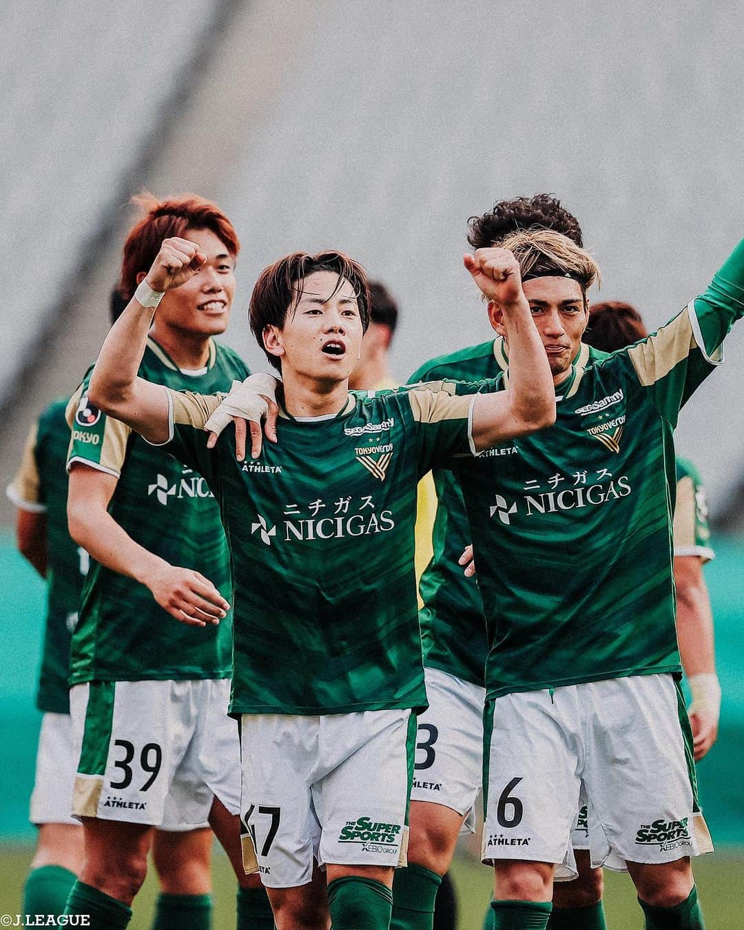 Ｊリーグさんのインスタグラム写真 - (ＪリーグInstagram)「📸𝐉.𝐋𝐄𝐀𝐆𝐔𝐄 𝐏𝐡𝐨𝐭𝐨𝐠𝐫𝐚𝐩𝐡⚽  ∼明治安田生命Ｊ２リーグ第41節∼ Ｊ１昇格争いは、最終節までもつれ込む熱戦に🔥 果たしてどのクラブが昇格するのか⁉️  1位：ＦＣ町田ゼルビア　　　　勝点84←Ｊ１昇格決定 2位：清水エスパルス　　　　　勝点73 –自動昇格ライン– 3位：ジュビロ磐田　　　　　　勝点72 4位：東京ヴェルディ　　　　　勝点72 5位：ジェフユナイテッド千葉　勝点67←PO進出決定 6位：ヴァンフォーレ甲府　　　勝点64 –Ｊ１昇格プレーオフ圏内– 7位：モンテディオ山形　　　　勝点64 8位：Ｖ・ファーレン長崎　　　勝点62  #清水エスパルス #乾貴士 #カルリーニョスジュニオ #ジュビロ磐田 #山田大記 #ドゥドゥ #東京ヴェルディ #中原輝 #深澤大輝 #ヴァンフォーレ甲府 #ピーターウタカ #モンテディオ山形 #高橋潤哉 #Vファーレン長崎 #フアンマデルガド  #Jリーグ #jleague #サッカー #soccer #football #J30」11月6日 18時07分 - jleaguejp