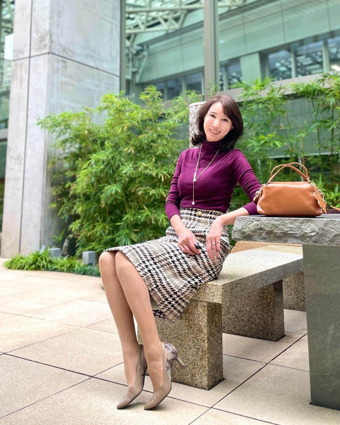 奈々さんのインスタグラム写真 - (奈々Instagram)「これからくる寒い日にぴったりのニット💖  タートルネック カットソー 裏起毛  レディース ヒートインナー カシミヤ   体感+5℃  裏起毛だからあたたかくて とても気持ちいい肌触り😊  キレイめに今回合わせてますが カジュアルにもいい なんでも合わせやすい👍  トップスにファーを合わせたバージョンと 全身はまたね❤️  ストーリーにURL貼ってるので 見てみてね🙋‍♀️💖  PR @rakutenhellocity　  #rakutenhellocity#タートルニット#ニットコーデ#秋冬コーデ  #裏起毛#カシミヤ#cureborsa#アラフィフモデル #エレガントスタイル #ミセスモデル#タイトスカートコーデ#オフィスコーデ#お仕事コーデ#秘書コーデ #アラフィフコーデ#サロンモデル #サロモ #カットモデル #アラフィフへア #エレガントコーデ  https://item.rakuten.co.jp/hellocity/jin366/」11月6日 18時08分 - nanafujn