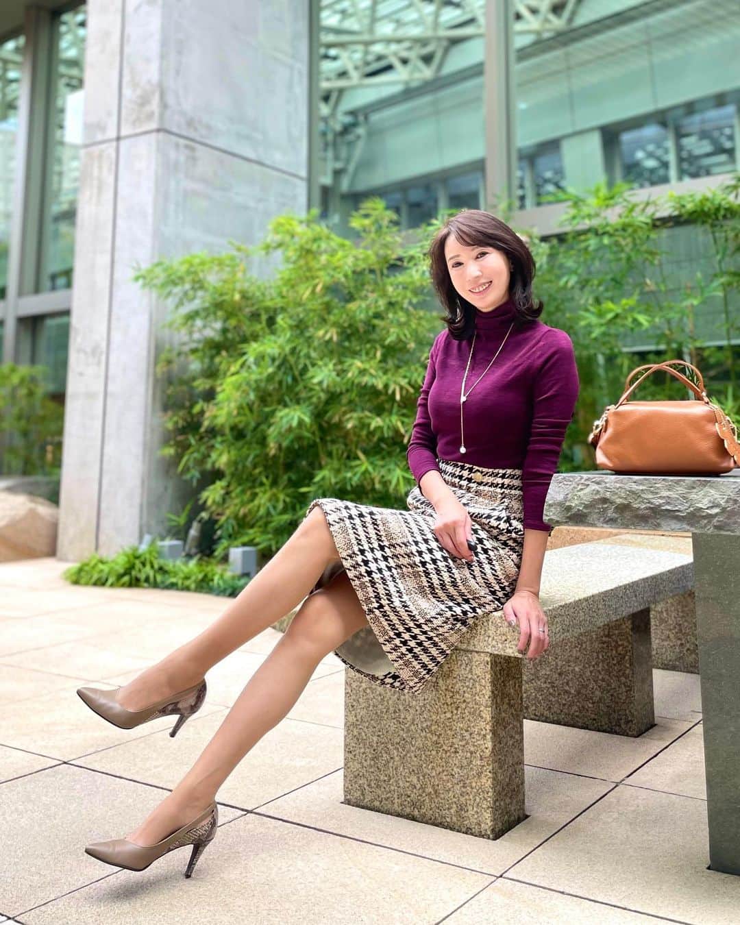 奈々さんのインスタグラム写真 - (奈々Instagram)「これからくる寒い日にぴったりのニット💖  タートルネック カットソー 裏起毛  レディース ヒートインナー カシミヤ   体感+5℃  裏起毛だからあたたかくて とても気持ちいい肌触り😊  キレイめに今回合わせてますが カジュアルにもいい なんでも合わせやすい👍  トップスにファーを合わせたバージョンと 全身はまたね❤️  ストーリーにURL貼ってるので 見てみてね🙋‍♀️💖  PR @rakutenhellocity　  #rakutenhellocity#タートルニット#ニットコーデ#秋冬コーデ  #裏起毛#カシミヤ#cureborsa#アラフィフモデル #エレガントスタイル #ミセスモデル#タイトスカートコーデ#オフィスコーデ#お仕事コーデ#秘書コーデ #アラフィフコーデ#サロンモデル #サロモ #カットモデル #アラフィフへア #エレガントコーデ  https://item.rakuten.co.jp/hellocity/jin366/」11月6日 18時08分 - nanafujn