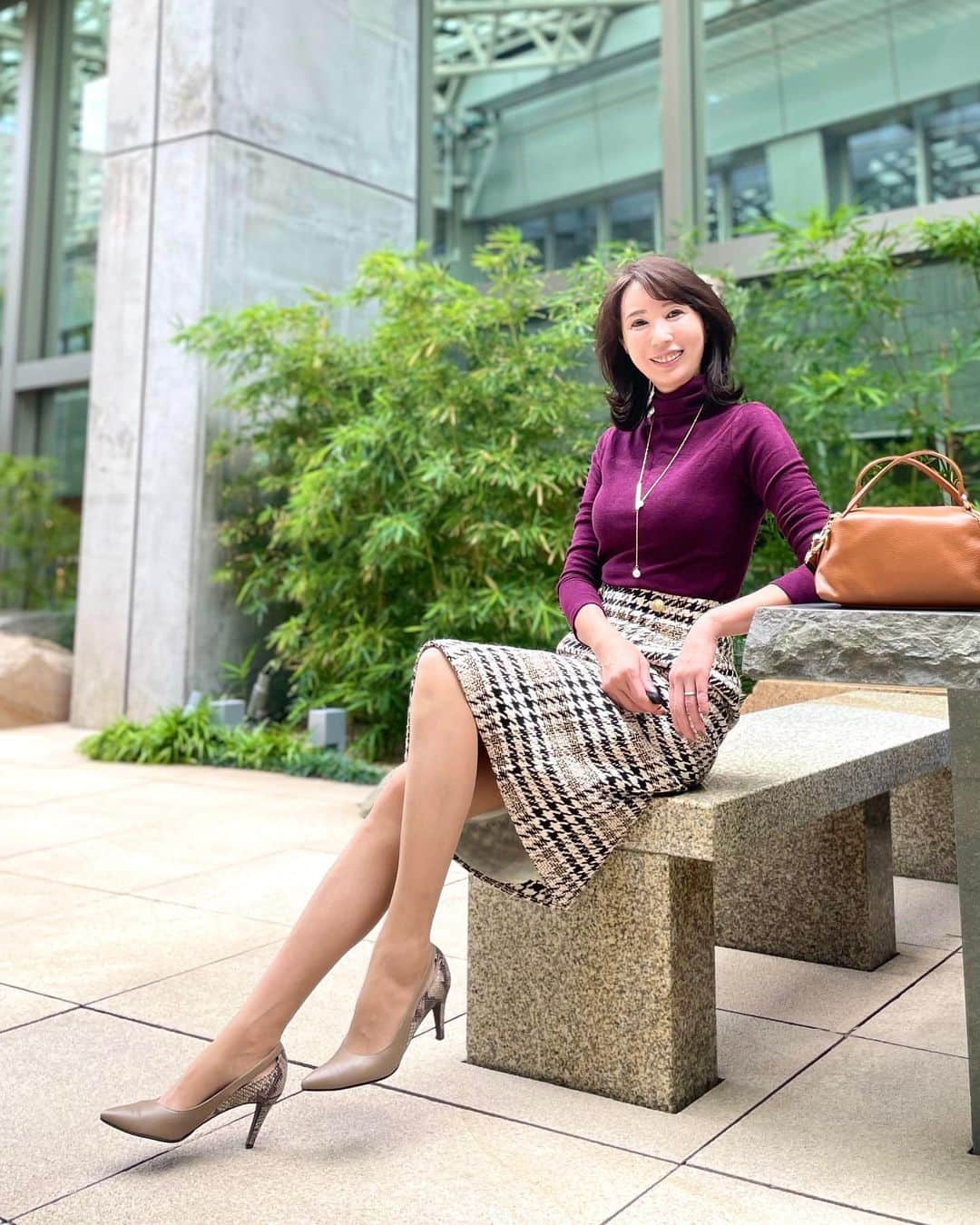 奈々さんのインスタグラム写真 - (奈々Instagram)「これからくる寒い日にぴったりのニット💖  タートルネック カットソー 裏起毛  レディース ヒートインナー カシミヤ   体感+5℃  裏起毛だからあたたかくて とても気持ちいい肌触り😊  キレイめに今回合わせてますが カジュアルにもいい なんでも合わせやすい👍  トップスにファーを合わせたバージョンと 全身はまたね❤️  ストーリーにURL貼ってるので 見てみてね🙋‍♀️💖  PR @rakutenhellocity　  #rakutenhellocity#タートルニット#ニットコーデ#秋冬コーデ  #裏起毛#カシミヤ#cureborsa#アラフィフモデル #エレガントスタイル #ミセスモデル#タイトスカートコーデ#オフィスコーデ#お仕事コーデ#秘書コーデ #アラフィフコーデ#サロンモデル #サロモ #カットモデル #アラフィフへア #エレガントコーデ  https://item.rakuten.co.jp/hellocity/jin366/」11月6日 18時08分 - nanafujn