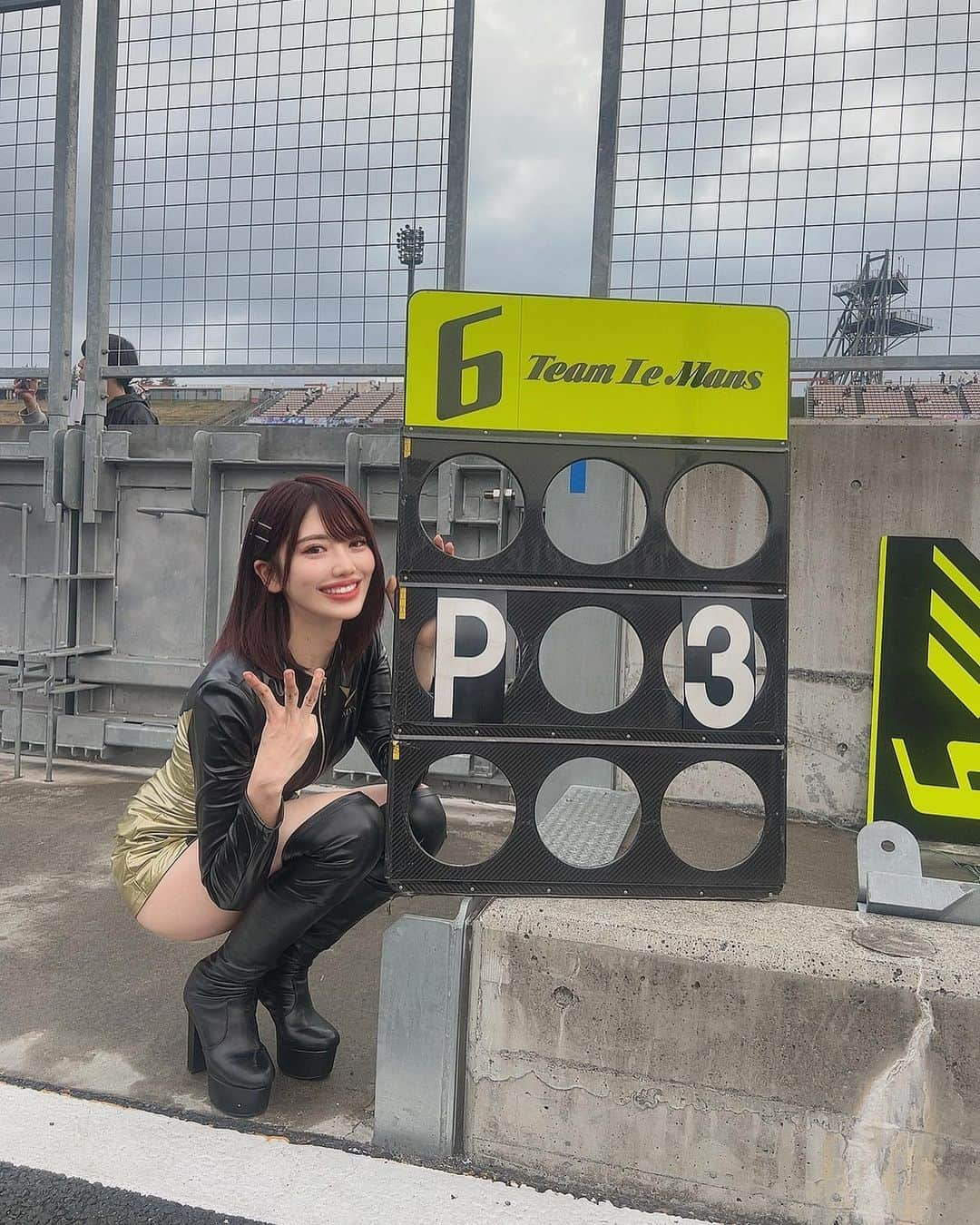 SHINTANITOUKOさんのインスタグラム写真 - (SHINTANITOUKOInstagram)「余韻💙🤍  #supergt #6号車 #teamlemans #チームルマン #エムゼス東京 #mzes #レース #race #レースクイーン #racequeen #コスチューム #セクシー #sexy #サーキット #高身長女子 #black #gold #dobot #スタイル #style #170cm#最終戦 #茂木#3位 #表彰台 #最高 #有終の美」11月6日 18時17分 - toukoshintani