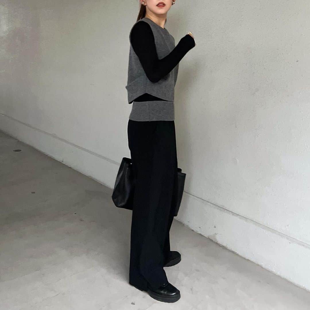 muua777のインスタグラム：「. ⁡ 一癖あるデザインに一目惚れした ZARAのニットベスト ⁡ UNIQLOのクルーネックTと 重ねました ⁡ 冬はタートルと合わせようと思います🫶 ⁡ ⁡ #ZARA購入品 #ウールブレンドニットベストカットアウト ⁡ ⁡」
