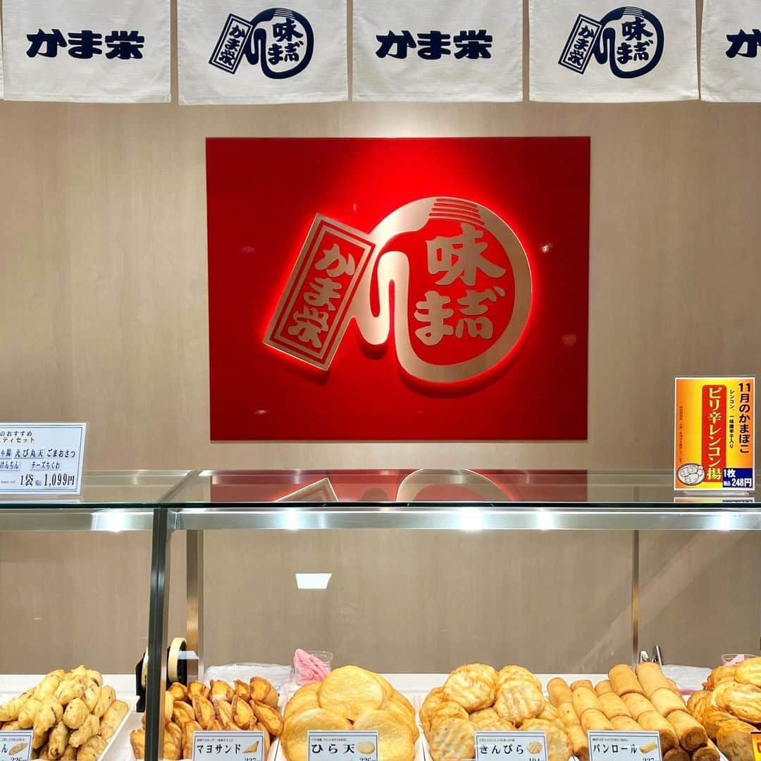 daimarusapporoのインスタグラム：「地1階〈おたる かま栄〉がニューアルオープン🎊  道内・道外問わずに人気の〈かま栄〉のかまぼこ。  店頭には、揚げたてのかまぼこがずらり！ 大人気のパンロール、大丸限定の「たまごチーズ」、11月限定の「ピリ辛レンコン揚」など……  どれも本当に美味しそうです😳  新しい店内では厨房でかまぼこを揚げる様子がご覧いただけるほか、配送ギフトも販売中です！ ぜひご来店ください😉  場所：地1階 ほっぺタウン 惣菜売場 グローサリー売場 〜〈千野米穀店〉を通過した突き当たり、「北海道庁側アピア連絡口」前にお店がございます！  #大丸札幌 #かま栄 #かまぼこ #パンロール #北海道グルメ #北海道土産 #北海道旅行 #北海道みやげ #北海道名物 #札幌駅 #デパ地下グルメ」