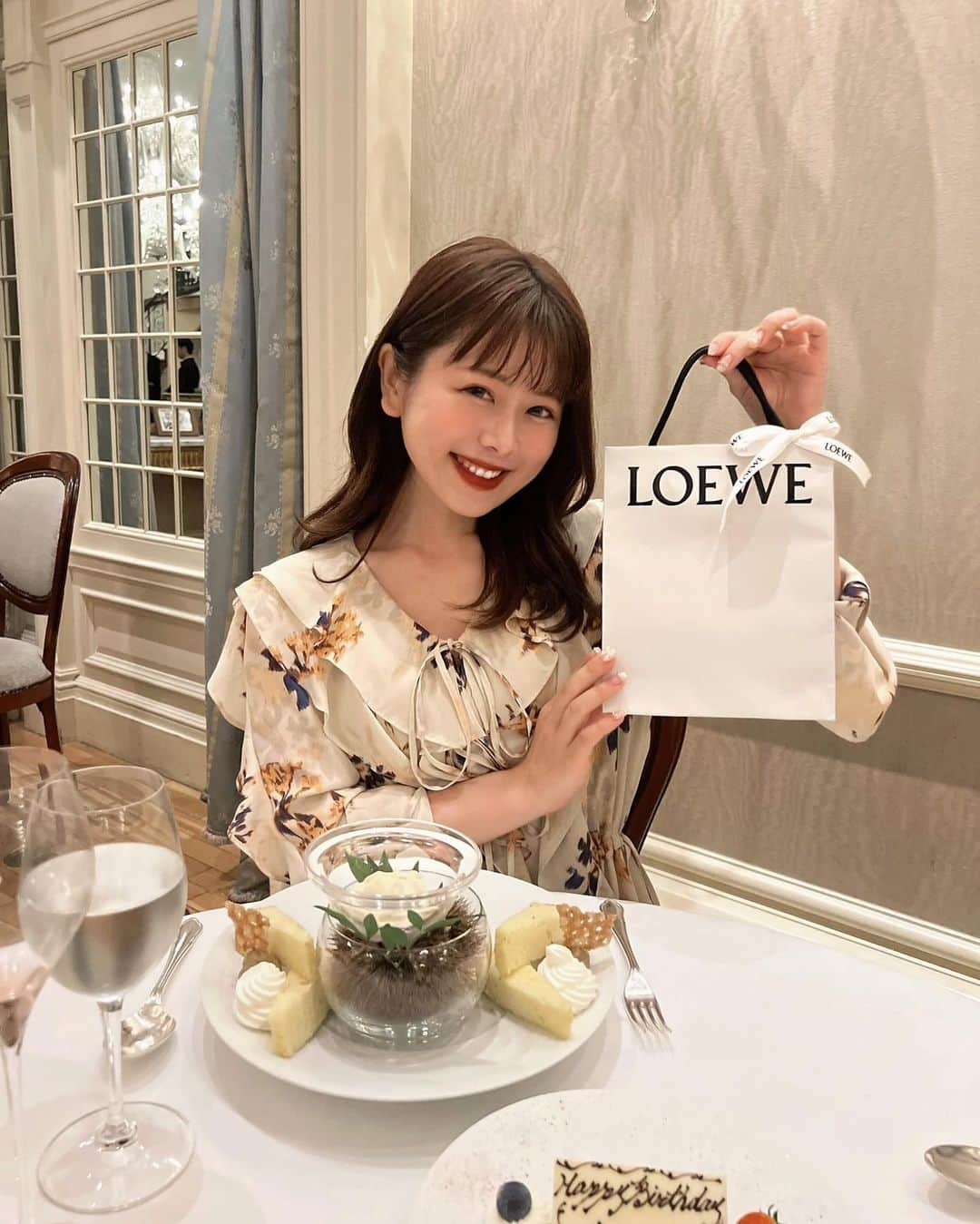 にたまごのインスタグラム：「𝐵𝑖𝑟𝑡ℎ𝑑𝑎𝑦 𝑑𝑖𝑛𝑛𝑒𝑟🥂✨ ⁡ ⁡ 1週間経ちましたが、、昨日友達に誕生日お祝いをしてもらいました🙏🏻とっても素敵なディナーとプレゼント、ありがとう🥹💐💕 ⁡ ここ1週間ずっと食べまくってるから、撮影で絞ってたけど、完全に太りました〜🤣🤚🏼（笑） ⁡ 年一だから許したっ😗😗😗 ⁡ ⁡ ⁡ レストランは大好きなインテリア空間で、お料理も美味しくて、ウェイターさんもとっても人柄が良くて、また絶対リピする😳💕 ⁡ ⁡ ⁡ ⁡ ⁡ ⁡ #誕生日お祝い #誕生日 #誕生日ディナー  #誕生日サプライズ #誕生日プレート #フレンチレストラン  #フレンチ #バースデーディナー」