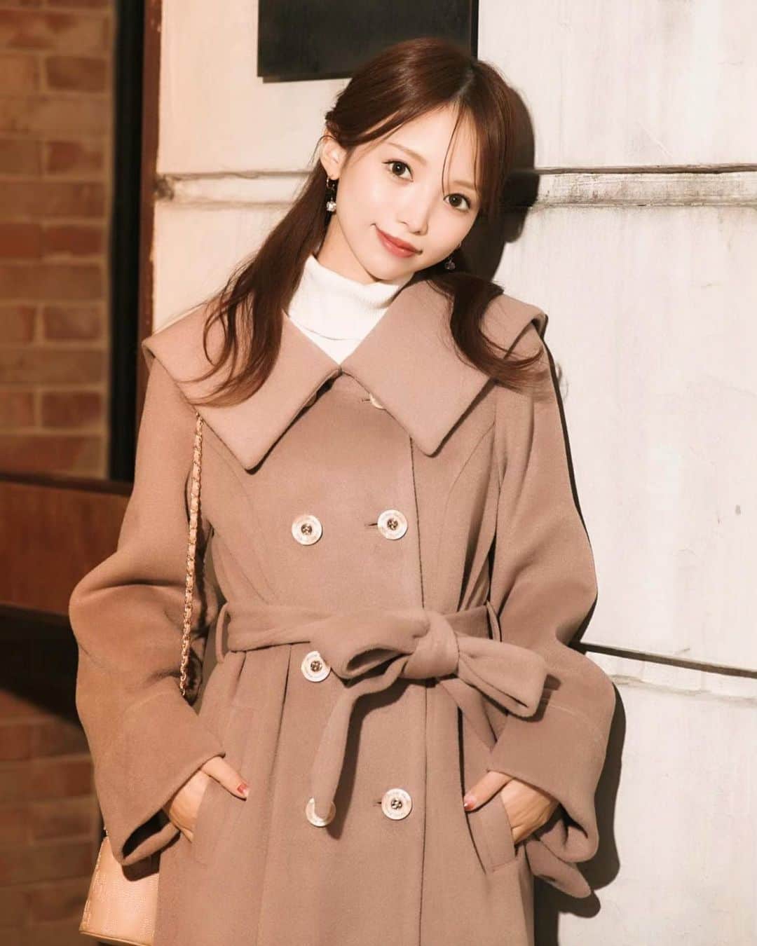 八鍬里美のインスタグラム：「POPUP5日間本当にありがとうございました💐 たくさんの方に実際にマカロンを見てもらえて嬉しかったなぁ😌💕 これからもかわいいお洋服をお届けできるように頑張るぞ〜😤✊  今日はやっとアウターの発売です🧥 今年絶対２色GETすると決めてたビッグカラーロングコート❤️ 裾に向かってふわっとしたくて、でも子供っぽくしたくないから背中にタックを入れて美人シルエットにしました🥹 後ろ姿もすてき🥲💓💓 ほんっっとに可愛すぎて冬に大活躍してもらう予定！ ベージュは安定でかわいいけど、ネイビーがすごく高級感ある色味でわたしのイチオシカラーです🥰  #コート#ロングコート#冬服#150cm#低身長コーデ#ミシェルマカロン#michellmacaron」