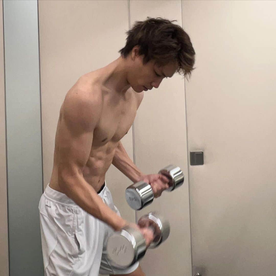 鈴木伸之さんのインスタグラム写真 - (鈴木伸之Instagram)「. もっと大きくなりたい 直向きに頑張る #真剣 #筋トレ始めました #無加工🫨」11月6日 20時40分 - nobuyuki_suzuki_official