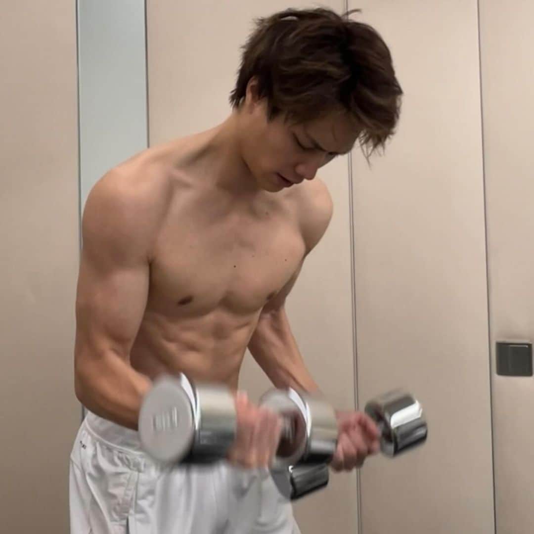 鈴木伸之さんのインスタグラム写真 - (鈴木伸之Instagram)「. もっと大きくなりたい 直向きに頑張る #真剣 #筋トレ始めました #無加工🫨」11月6日 20時40分 - nobuyuki_suzuki_official