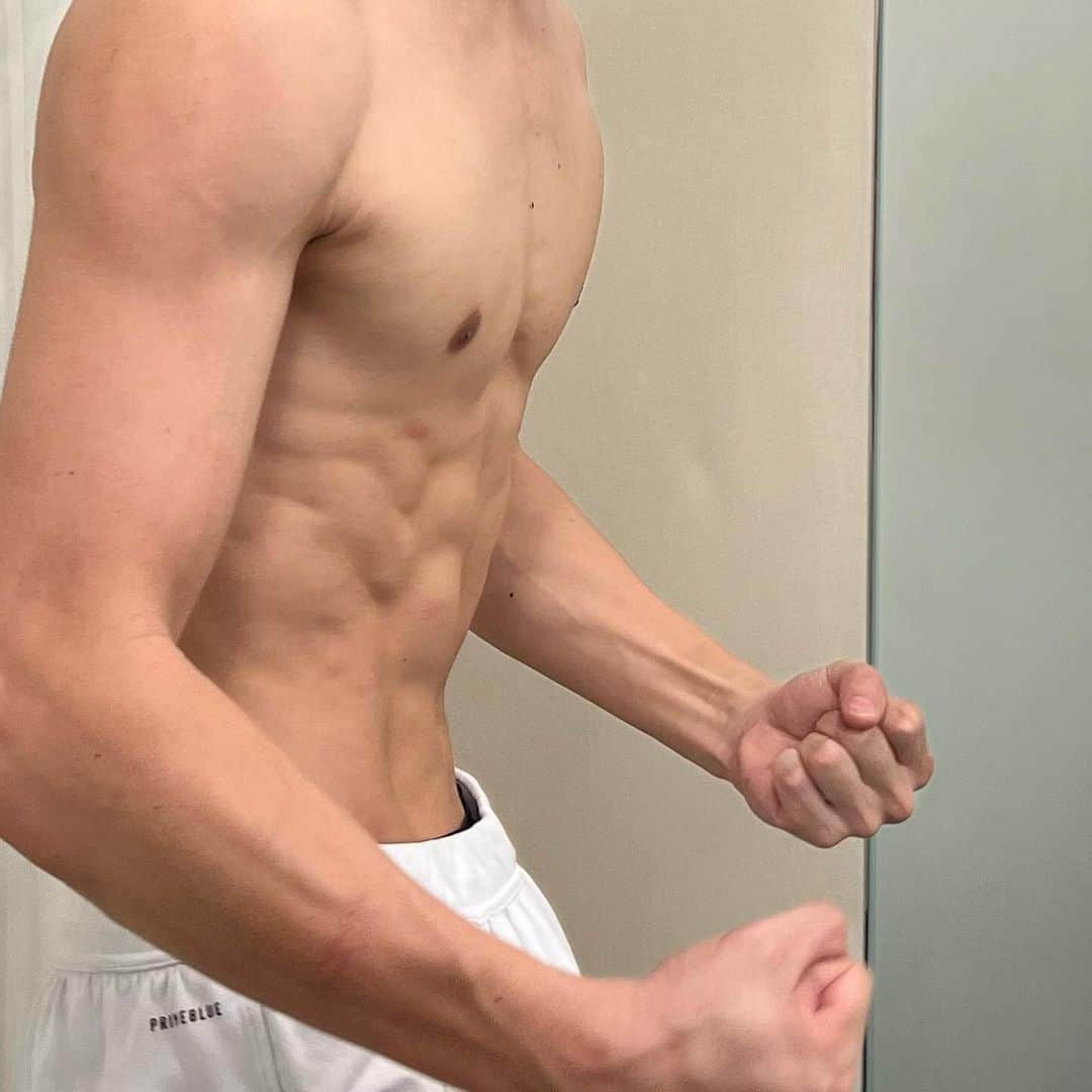 鈴木伸之さんのインスタグラム写真 - (鈴木伸之Instagram)「. もっと大きくなりたい 直向きに頑張る #真剣 #筋トレ始めました #無加工🫨」11月6日 20時40分 - nobuyuki_suzuki_official