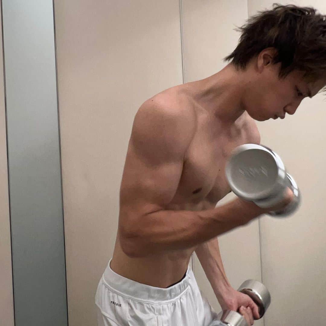 鈴木伸之さんのインスタグラム写真 - (鈴木伸之Instagram)「. もっと大きくなりたい 直向きに頑張る #真剣 #筋トレ始めました #無加工🫨」11月6日 20時40分 - nobuyuki_suzuki_official