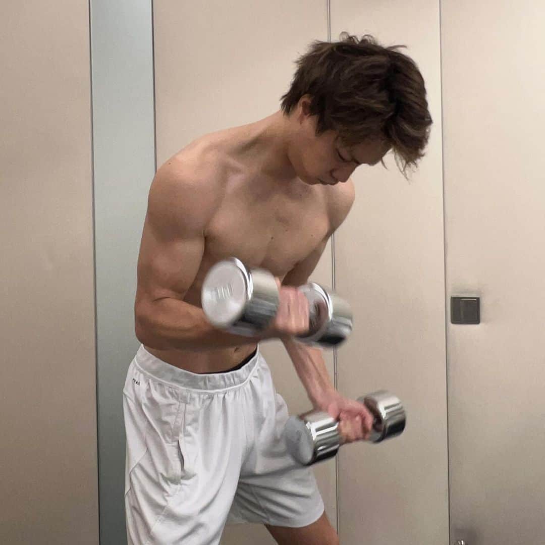 鈴木伸之さんのインスタグラム写真 - (鈴木伸之Instagram)「. もっと大きくなりたい 直向きに頑張る #真剣 #筋トレ始めました #無加工🫨」11月6日 20時40分 - nobuyuki_suzuki_official