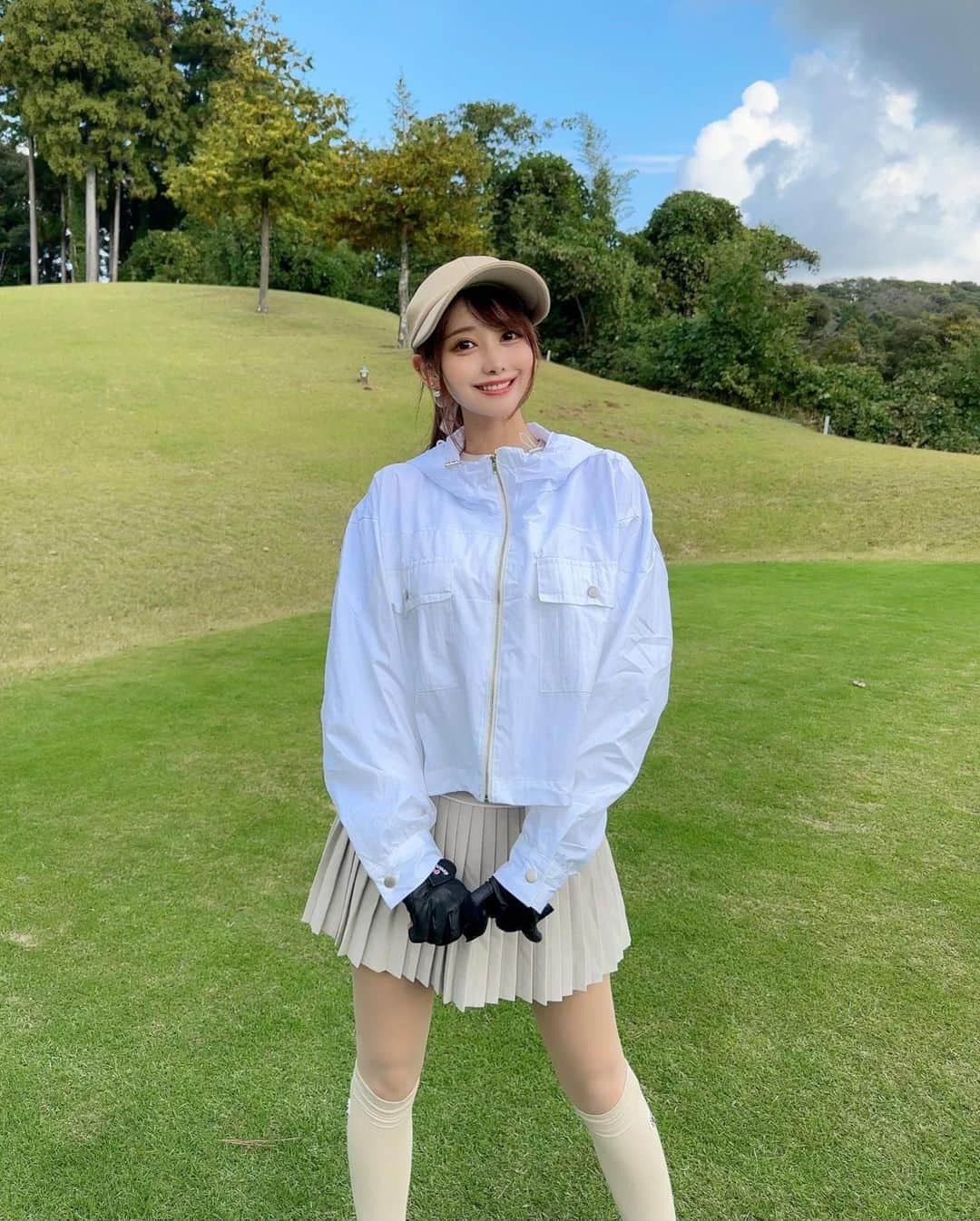 MAYUさんのインスタグラム写真 - (MAYUInstagram)「. 初めましてのゴールデンクロスカントリー⛳️🩵 詰まることなくスイスイで楽しかった😆✨ . 前半は身体がガチガチでなかなか上手くいかず スコアは大変なことになったけど、、 後半はリズムも良かったし、パットのタッチも合って 1オーバーだった✊🏻💫 . 朝イチは肌寒かったから @mic.by_golf のウィンドブレーカー着てた🤍 裾を絞れてかわいいの！🤍 軽くて薄手なのに風を通さないから重宝する🥺✨ . . #ゴルフ女子#ゴルフ#ゴルフウェア#ゴルフコーデ#ゴールデンクロスカントリークラブ#ウィンドブレーカー#golf#golfwear#golfswing#golflife#golfaddict#golfclub#golfcourse#fairliar#utaagolf」11月6日 18時19分 - mayu.kina_golf