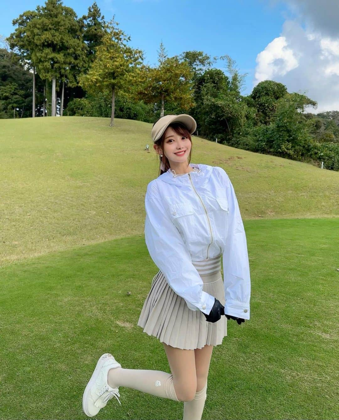 MAYUのインスタグラム：「. 初めましてのゴールデンクロスカントリー⛳️🩵 詰まることなくスイスイで楽しかった😆✨ . 前半は身体がガチガチでなかなか上手くいかず スコアは大変なことになったけど、、 後半はリズムも良かったし、パットのタッチも合って 1オーバーだった✊🏻💫 . 朝イチは肌寒かったから @mic.by_golf のウィンドブレーカー着てた🤍 裾を絞れてかわいいの！🤍 軽くて薄手なのに風を通さないから重宝する🥺✨ . . #ゴルフ女子#ゴルフ#ゴルフウェア#ゴルフコーデ#ゴールデンクロスカントリークラブ#ウィンドブレーカー#golf#golfwear#golfswing#golflife#golfaddict#golfclub#golfcourse#fairliar#utaagolf」