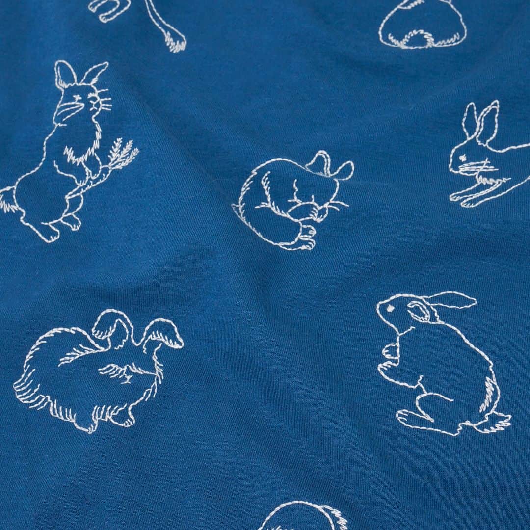marbleSUD(マーブルシュッド) のインスタグラム：「【新色入荷！】 発売後、大変好評いただいていた"lapin"シリーズに新色"BULE"が加わりました🐇ベーシックに着られる既存の色とはまた違う、トレンド感のあるくすみブルーはコーディネートに合わせるだけで、明るくこなれた印象にしてくれます。暗い色のアイテムが増えてしまいがちな秋冬に、華やかさをプラスしてみませんか💐✨」