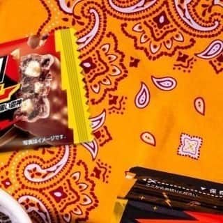 カルビーフルグラのインスタグラム：「⚡⚡11/6に数量限定で『600gフルグラブラックサンダー味』が新発売⚡⚡  フルグラとブラックサンダー（@black_thunder_0906 ）がコラボ！  ブラックサンダープレーンビスケットとココアパウダーを加えたブラックなグラノーラに ブラックサンダーココアクッキーといちご、ラズベリーをトッピングしたザクザク感イナズマ級のフルグラです。」
