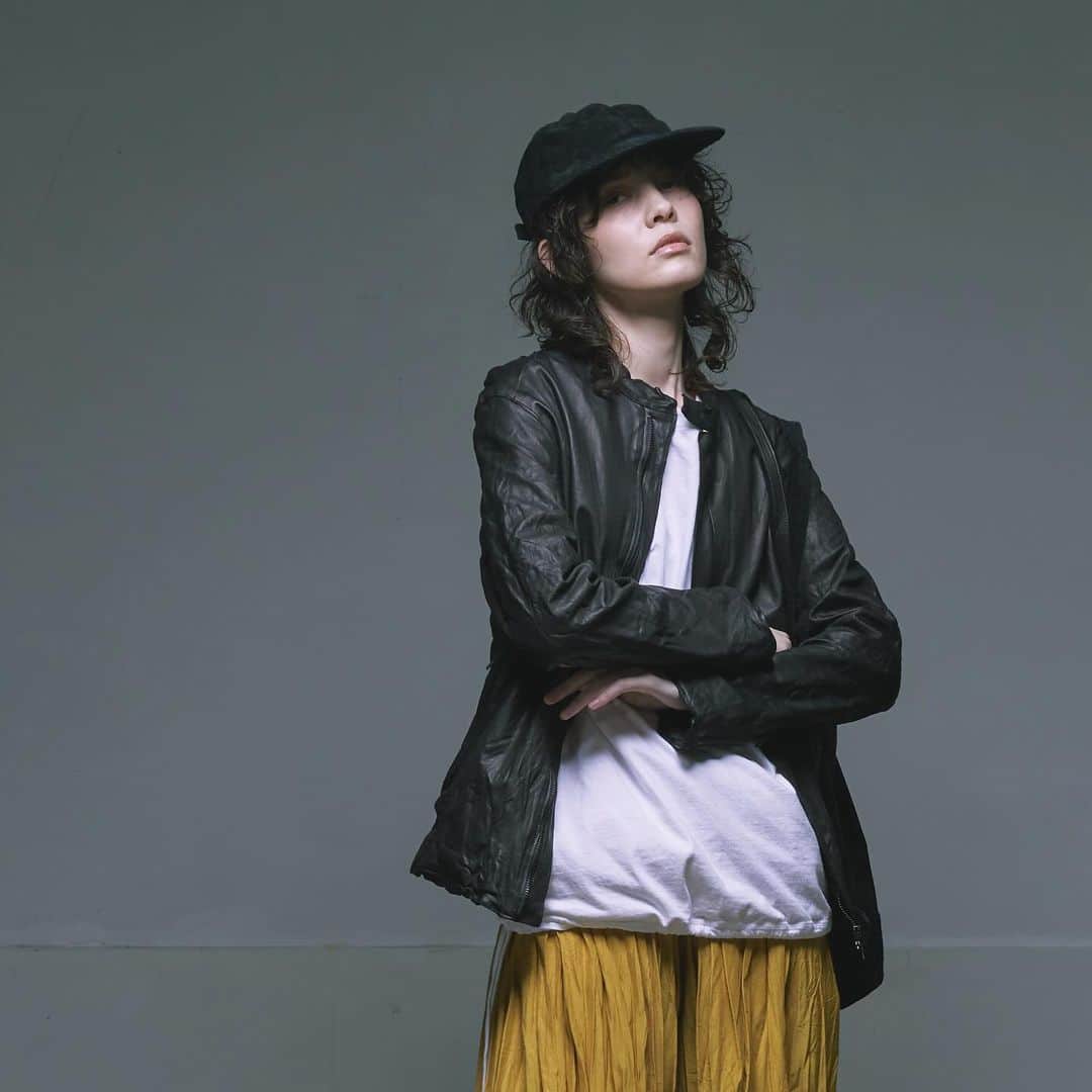 シシのインスタグラム：「⁡ "single riders" 定番でリリースされる レザージャケットの中でも最も長く愛され、 アイコンとして知られるシングルライダース。 様々なスタイルにフィットするミニマムなデザインは、 性別や年齢を問わず幅広い層に支持されている。 ⁡ ⁡ #sisii #singleriders #leatherjacket」