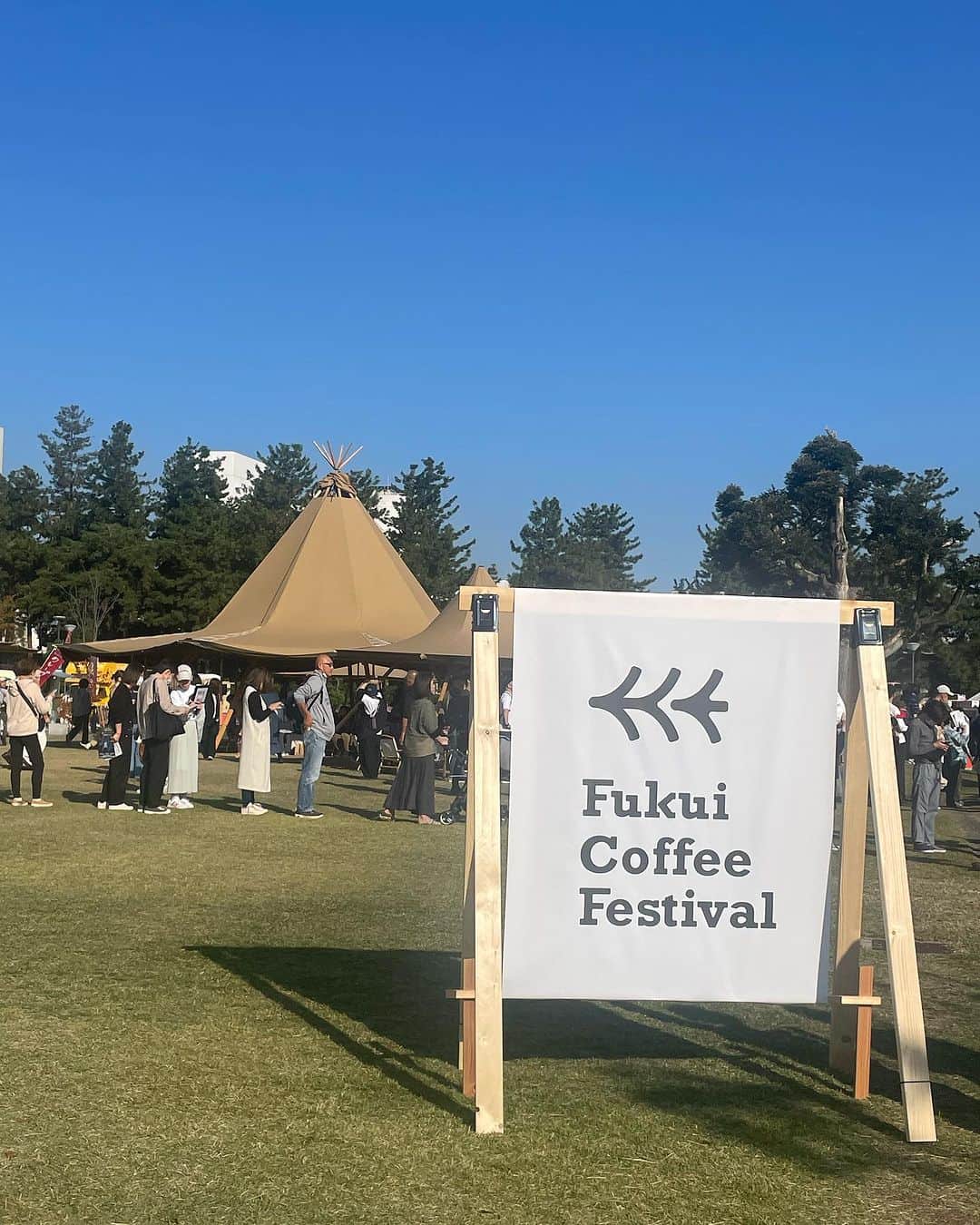 SUNDAY MOUNTAINさんのインスタグラム写真 - (SUNDAY MOUNTAINInstagram)「. . 福井コーヒーフェス  大型テントの撤収も完了し、無事にこのイベントを終了することができました。今回もとにかく暑い日になりましたが、本当に沢山の方にお越しいただきましてありがとうございました！  イベントはPark Coffee&a bagelとTHE GATEで出店しました。お買い上げまたはブースにお越し頂きありがとうございました！  福井中央公園で今回は開催し、大きなトラブルもなくイベントが完了し安堵しております。  私たちカンパネラは今回のイベントで、プロモーション(SNS戦略立案、運用)、会場装飾、イベント大型用テント設営、事務局などを担当しました。  イベントに協賛頂いた企業様、イベントに協力してくださったボランティアの皆様、出店して頂いた皆様、皆様の協力があっては本当にいいイベントになりました。心より感謝を申し上げます。ありがとうございました！  代表の西さんが掲げた「コーヒーで福井を盛り上げる」に賛同して、引き続きこのイベントを共に盛り上げ、応援をしていきたいと思います。  #福井コーヒーフェスティバル　 #FukuiCoffeeFestival2023 #福井BREW #コーヒー #ドリップコーヒー #スペシャリティコーヒー #自家焙煎 #自家焙煎珈琲 #コーヒー焙煎 #coffeelover #カフェ好き #カフェ好きな人と繋がりたい #カフェ巡り好きな人と繋がりたい #コーヒー好きと繋がりたい #コーヒー好きな人と繋がりたい #コーヒーに寄り添うフード #珈琲ワークショップ #コーヒーにまつわるワークショップ #福井#福井カフェ#福井旅行#福井イベント#福井市中央公園 #THEGATE #THEGATESPORTINGCLUB #Parkcoffee&bagel」11月6日 18時16分 - sundaymountain
