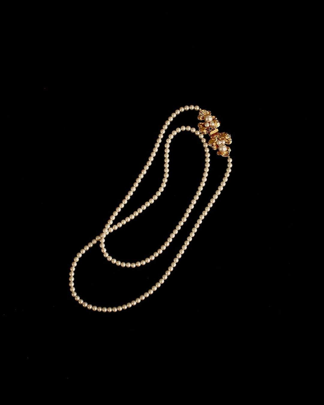 アデルのインスタグラム：「〈ADER.bijoux 10th ANNIVERSARY〉  ADER.bijouxは2023年8月で10周年を迎えました。  10周年を記念したアイテムを販売いたします。 2014年に発表のシリーズPETALより、新たにデザインをしたネックレス。同シリーズのイヤリングと合わせても素敵です。  - PETAL pearl long necklace   ADER.bijoux 公式オンラインストアにて、 本日11/6(月)19:00より予約販売いたします。  ※予約数量が埋まり次第に締め切らせて頂きます。 予めご了承くださいませ。  お届け予定：12月中旬ごろ 生産の都合により前後する場合がございます。  https://ader.stores.jp  これからもADER.bijouxをどうぞよろしくお願いします。  #aderbijoux #ADER #jewelry #accessory #anniversary #10th」