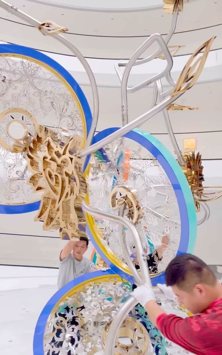 松山智一のインスタグラム：「I ve always been inspired by Painters whos made sculptures. not sure where I am getting with it but its been quite exciting to create and showcase. Installation @powerlongmuseum is coming together  画家がつくる彫刻に影響を受けてきた。彫刻でも絵画的につたえられるメッセージがあるからこそ作っている。だから絵画作を彫刻でリメイクはしないと決め、本個展でも彫刻に絵と同等の重きを置いた理由がある。伝えたいメッセージがあり、読みにきてもらいたい。上海で設営も乗り出した。@powerlongmuseum @kotaro_nukaga」